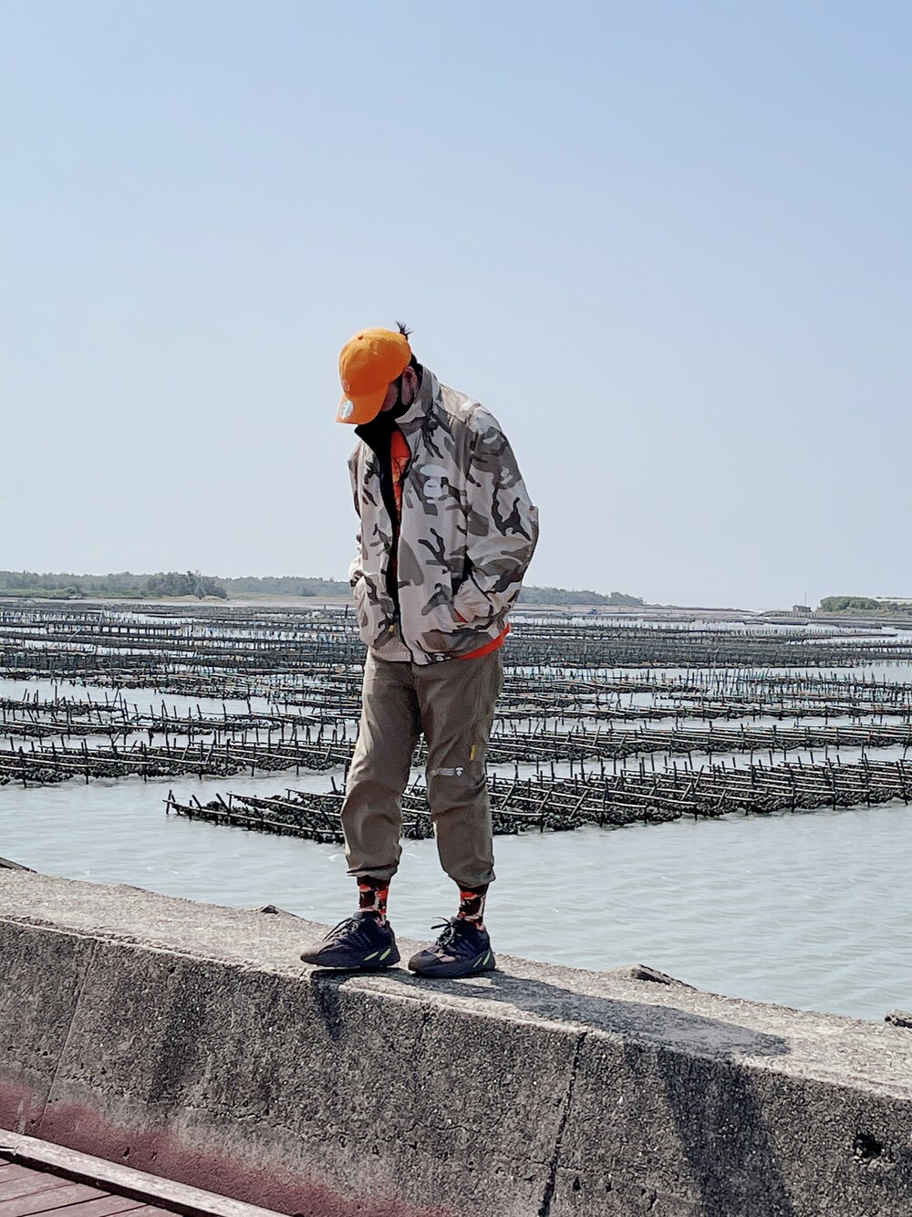 「adidas、迷彩、yeezy、AAPE、ootd、AAPE BY A BATHING APE(AAPE BY A BATHING APE)、大地色、卡其、yeezy boost 700、街頭穿搭」｜「AAPE BY A BATHING APEのAAPE LIGHT WEIGHT JACKET（ミリタリージャケット、ブラック系）」を使った、許翔さん（メンズ・178cm）の冬コーディネートの1枚目の写真