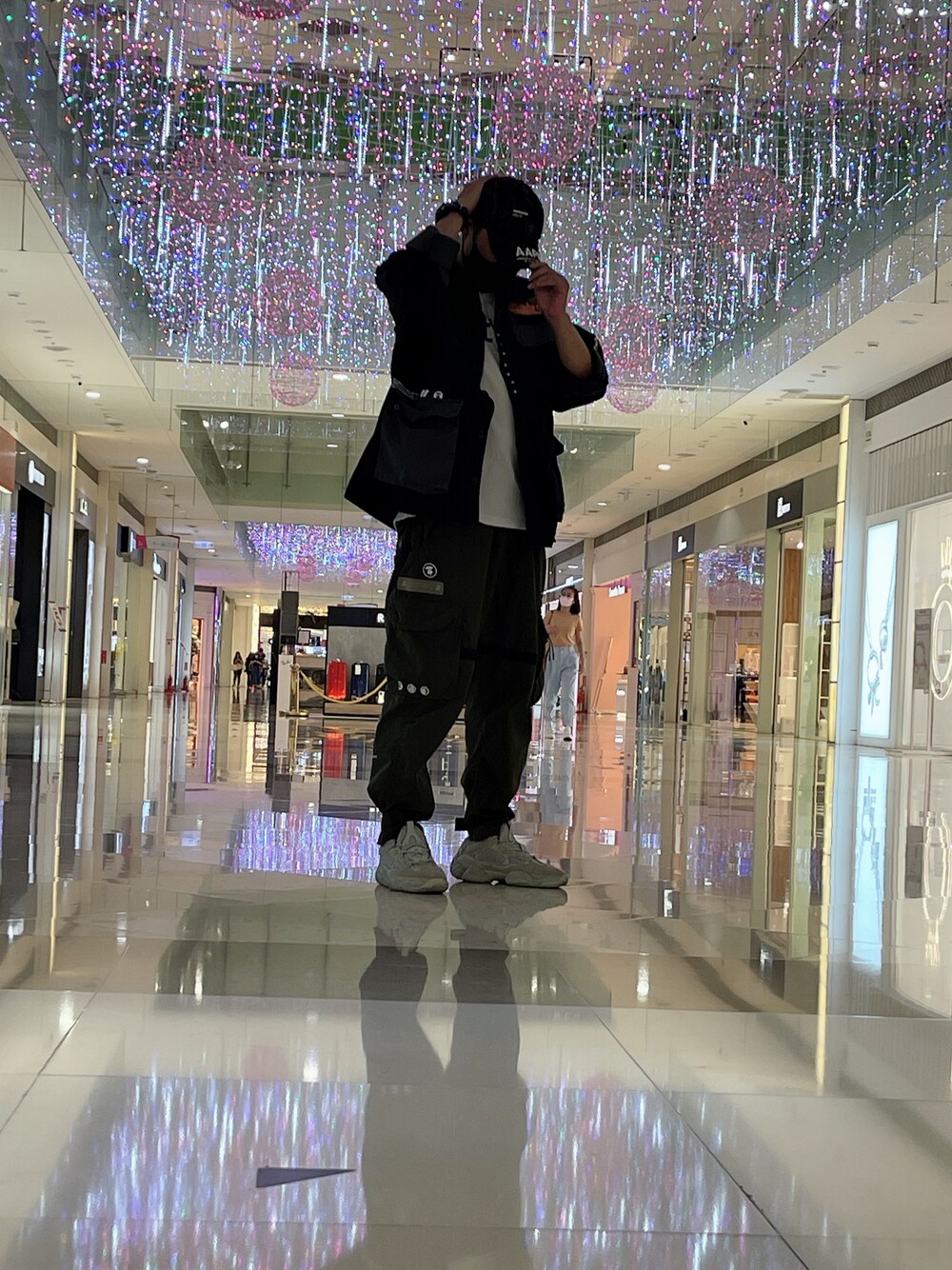「adidas、AAPE、ootd、oversize、黑色、AAPE BY A BATHING APE(AAPE BY A BATHING APE)、yeezy500、街頭穿搭」｜「AAPE BY A BATHING APEのAAPE Cap（キャップ、ブラック系）」を使った、許翔さん（メンズ・178cm）の秋コーディネートの1枚目の写真