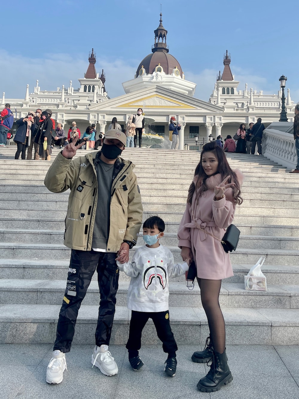 「AAPE、AAPE BY A BATHING APE(AAPE BY A BATHING APE)、迷彩、Bape、nike sacai、NIKE、卡其、工裝褲」｜「A BATHING APEのSHARK PANEL CAP M（キャップ、ブラック系）」を使った、許翔さん（メンズ・178cm）の春コーディネートの1枚目の写真