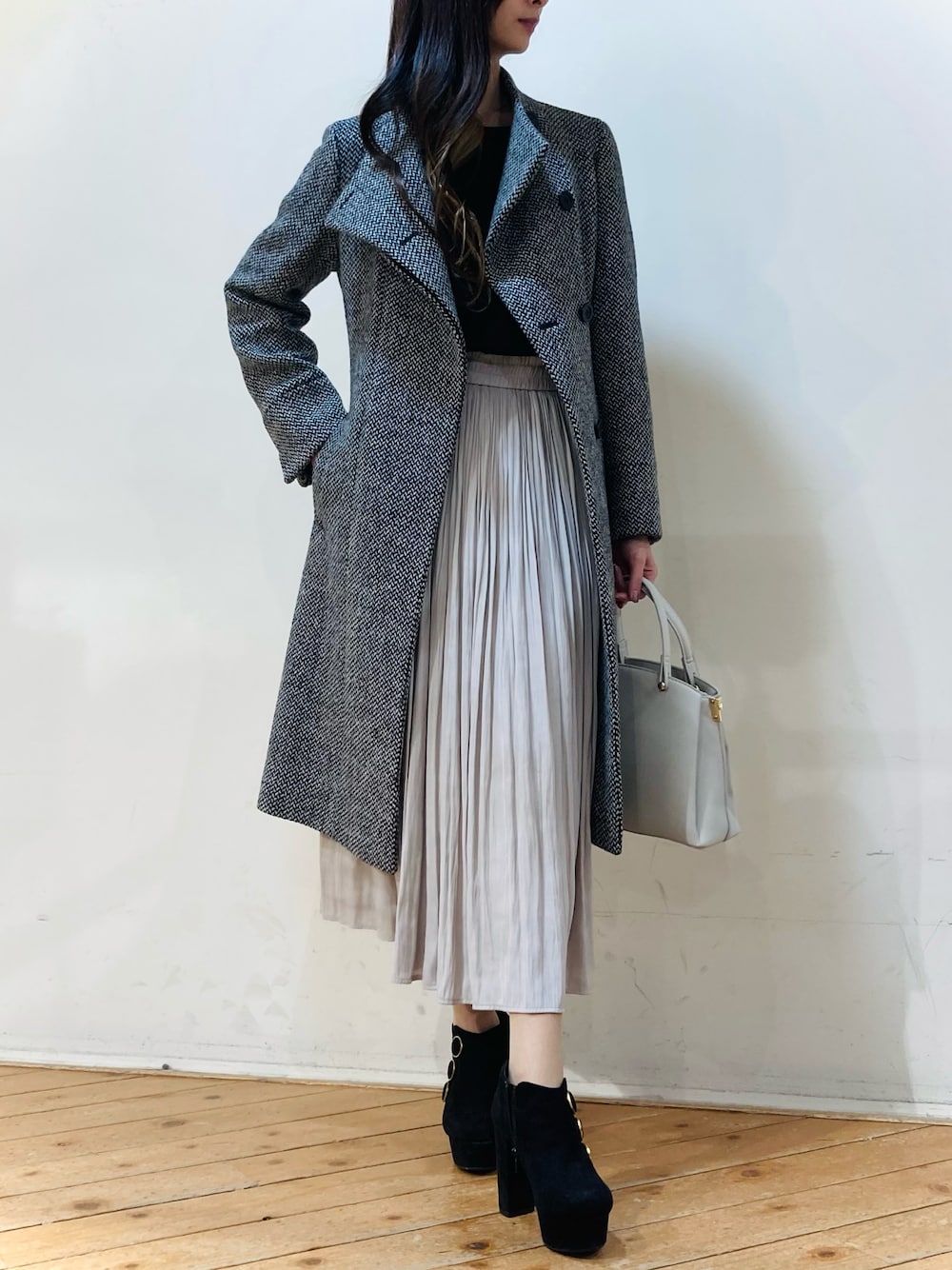 「プリーツスカート、ロングスカート、オトナカジュアル、ビッグカラー、ロングコート、大人コーデ、グレーコーデ、m.f.editorial」｜「m.f.editorialのエムエフエディトリアルレディース/m.f.editorial：Women  サフィアーノ型押し バイカラートートバッグ A4対応（トートバッグ、グレー系）」を使った、m.tさん（レディース・163cm）の冬コーディネートの1枚目の写真