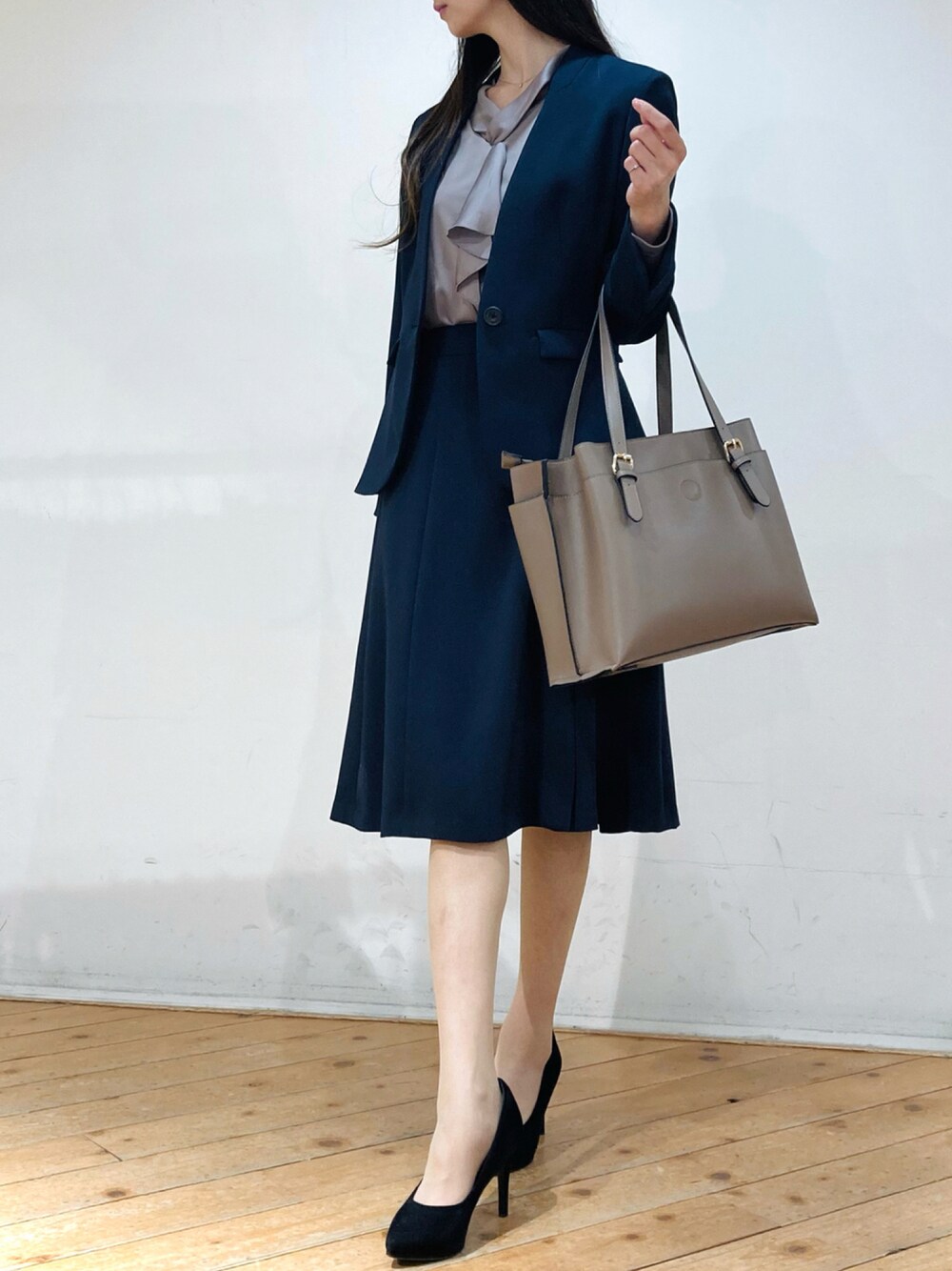 「ネイビー、スーツスタイル、お仕事コーデ、オフィスカジュアル、秋服、m.f.editorial」｜「m.f.editorialのエムエフエディトリアルレディース/m.f.editorial：Women 一枚革風ベルトハンドル トートバッグ A4対応（エコバッグ付）（トートバッグ、ベージュ系）」を使った、m.tさん（レディース・163cm）の秋コーディネートの1枚目の写真
