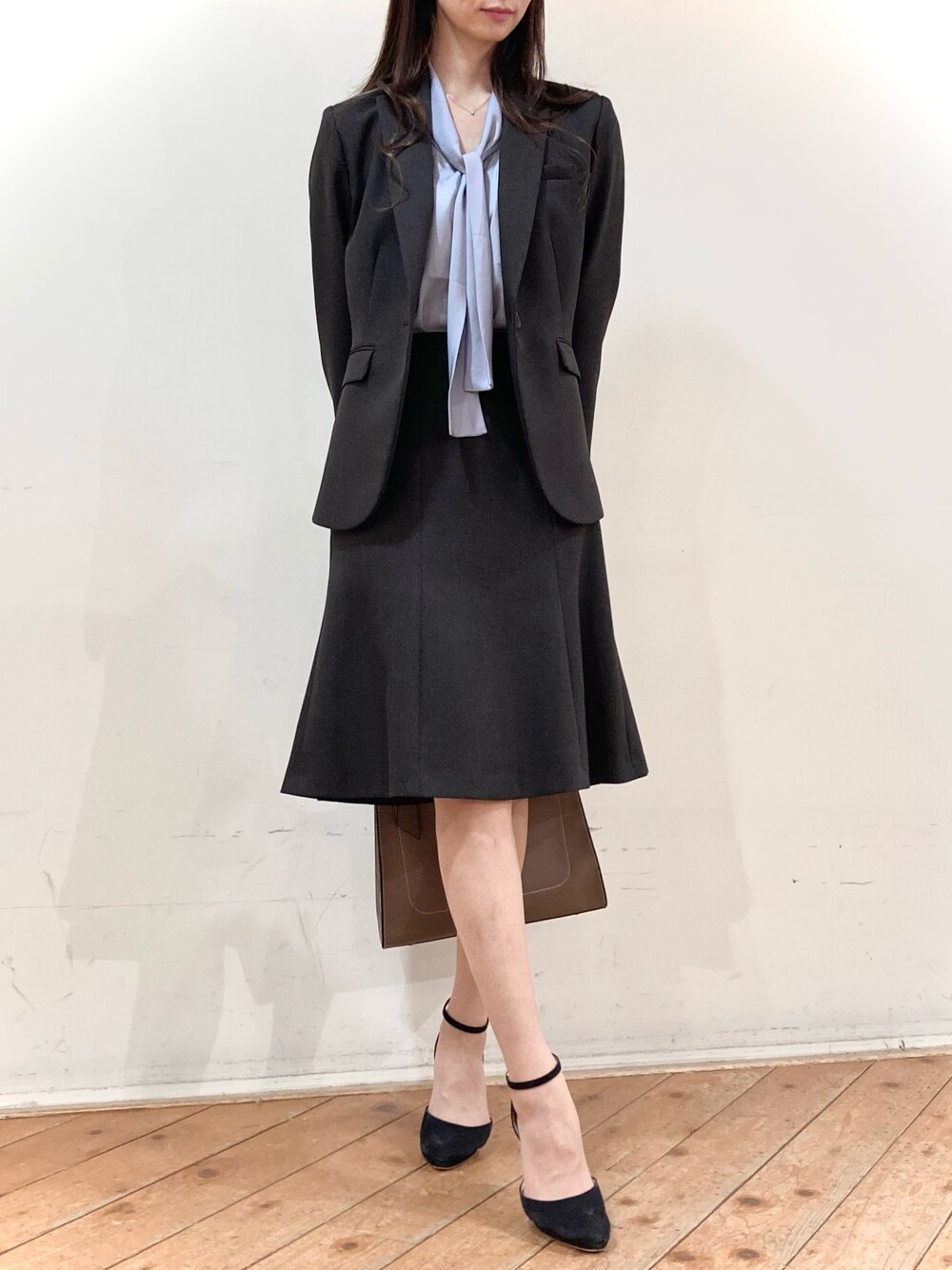 「m.f.editorial、ブラウンコーデ、スーツスタイル、お仕事コーデ、オフィススタイル、ビジネススタイル、通勤コーデ」｜「m.f.editorialのエムエフエディトリアルレディース/m.f.editorial：Women  ボータイ 長袖プルオーバーブラウス（シャツ/ブラウス、ブルー系）」を使った、m.tさん（レディース・163cm）の冬コーディネートの1枚目の写真