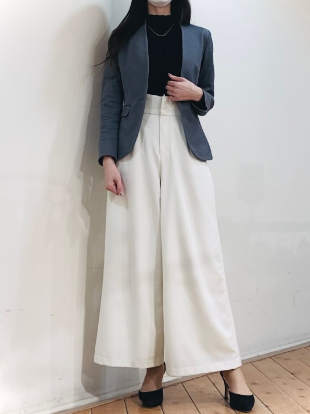 グレー系のスーツジャケット、ホワイト系のパンツ、その他のその他を着用したレディースの夏コーディネートの1枚目の写真