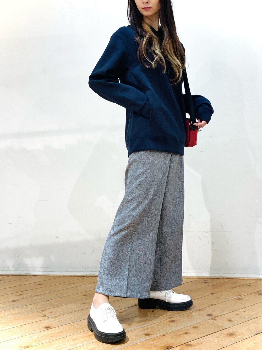 「カジュアル、パーカー、ワンマイルウェア、フーディー、GUスニーカー、秋コーデ、takaq、m.f.editorial」｜「m.f.editorialのエムエフエディトリアルレディース/m.f.editorial：Women ツイード調 ボタン付 ワイドパンツ（その他パンツ、グレー系）」を使った、m.tさん（レディース・163cm）の秋コーディネートの1枚目の写真