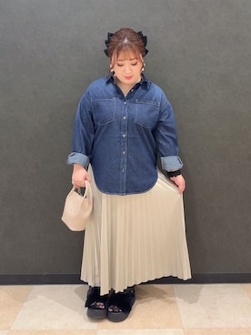 「SHOO・LA・RUE（シューラルー）の【S-LL】大人のカジュアルコーデに こなれデニムシャツ（シャツ/ブラウス、ブルー系）」を使った、mayaさん（レディース・155cm）の秋コーディネート