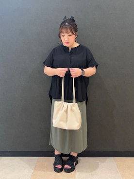 「SHOO・LA・RUE（シューラルー）の【ひんやり】さらりとしたタッチが上品見え ワンボタンデザイン トップス（Tシャツ/カットソー、ブラック系）」を使った、mayaさん（レディース・155cm）の夏コーディネート