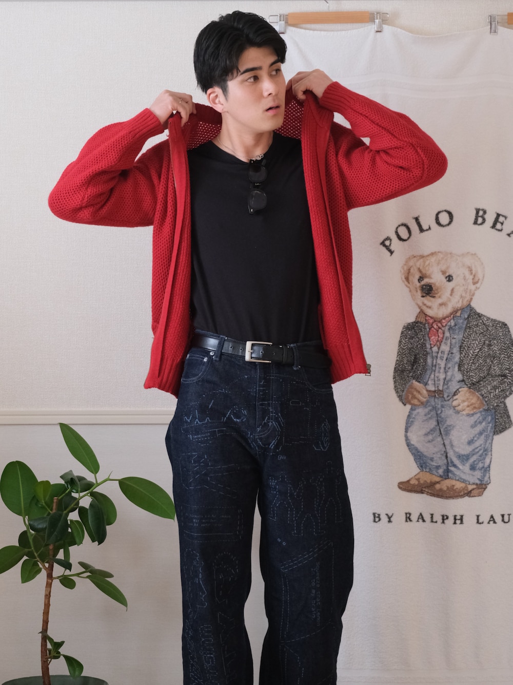 「赤、ニット、デニム、赤コーデ、秋冬コーデ、クリスマスに着たい服、冬アウター、休日スタイル、ゆるコーデ」｜「UNIQLOのアイテム（Tシャツ/カットソー、ブラック系）」を使った、harutakaさん（骨格ウェーブ・メンズ・180cm）の冬コーディネートの1枚目の写真