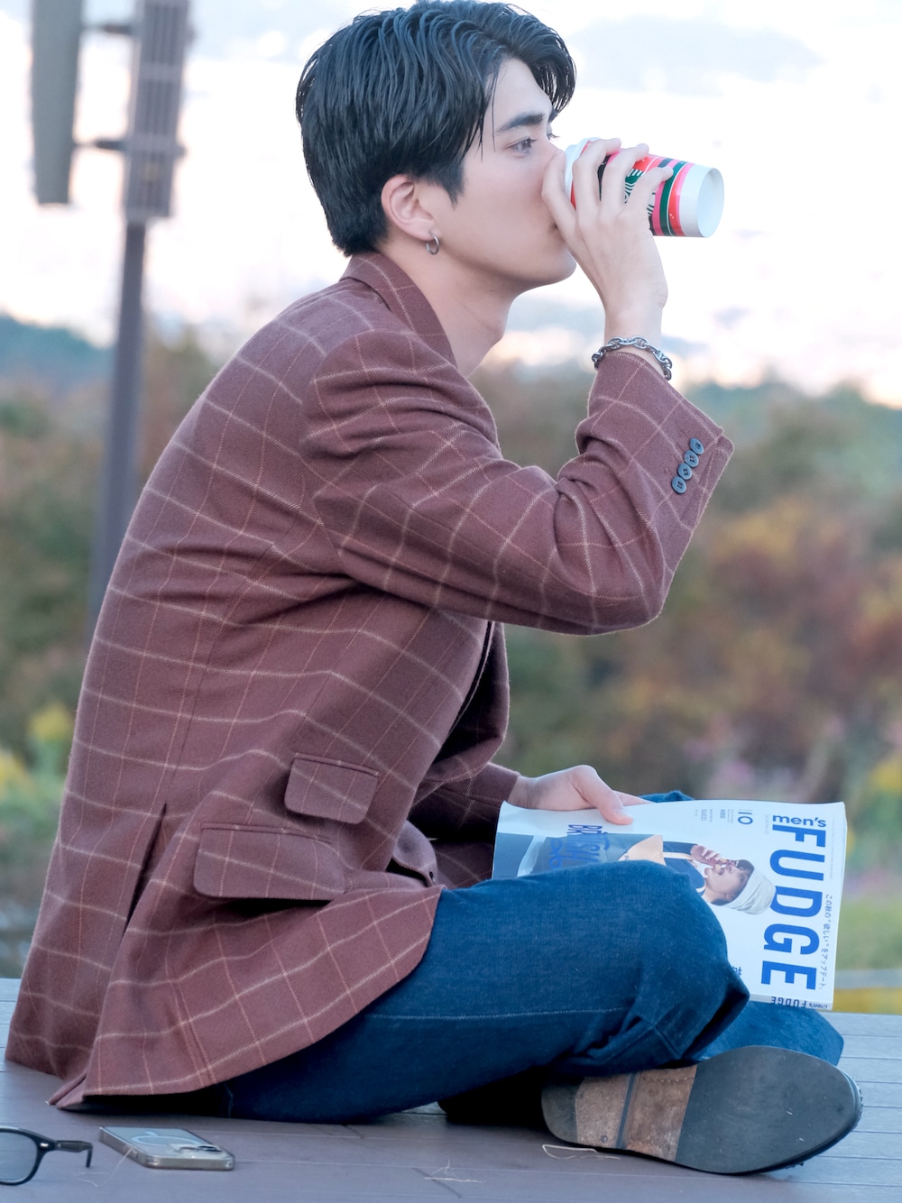 「スタバ、メンズファッジ、Wrangler、ジャケット、GHBASS、きれいめカジュアル、綺麗めコーデ、タッセルローファー、ジャケットスタイル、海外系ファッション、公園、公園スタイル、古着MIX、日常に魔法を、ブラウン」｜「usedのアイテム（テーラードジャケット、ブラウン系）」を使った、harutakaさん（骨格ウェーブ・メンズ・180cm）の秋コーディネートの1枚目の写真