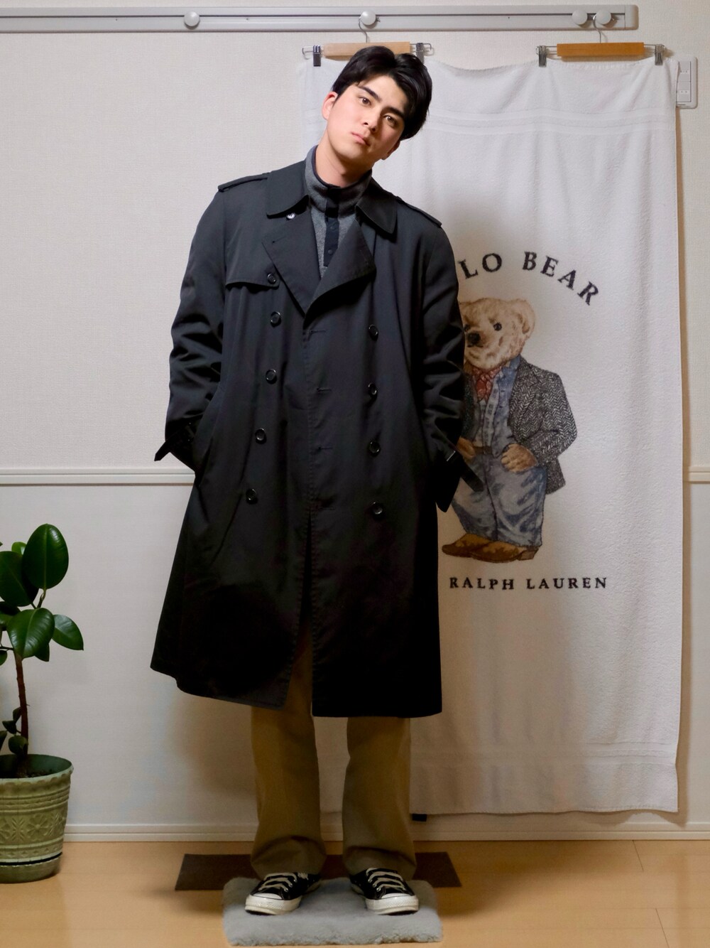 「冬コーデ、ホワイトコーデ、クリスマスに着たい服、マイベストコーデ2024、シンプルスタイル、メンズファッション、ブラックコーデ、デニム、きれいめカジュアル」｜「LONDONFOGのアイテム（トレンチコート、ブラック系）」を使った、harutakaさん（骨格ウェーブ・メンズ・180cm）の冬コーディネートの1枚目の写真