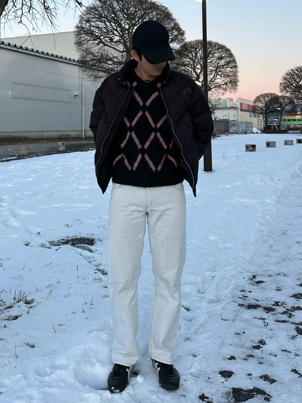 「デニム、真冬のあったかスタイル、大人カジュアル、ダウンコーデ、メンズコーデ、きれいめカジュアル、デニムコーデ、今日のコーデ、ワイドデニム」｜「simplycomplicatedのアイテム（キャップ、ブラック系）」を使った、harutakaさん（骨格ウェーブ・メンズ・180cm）の冬コーディネートの1枚目の写真