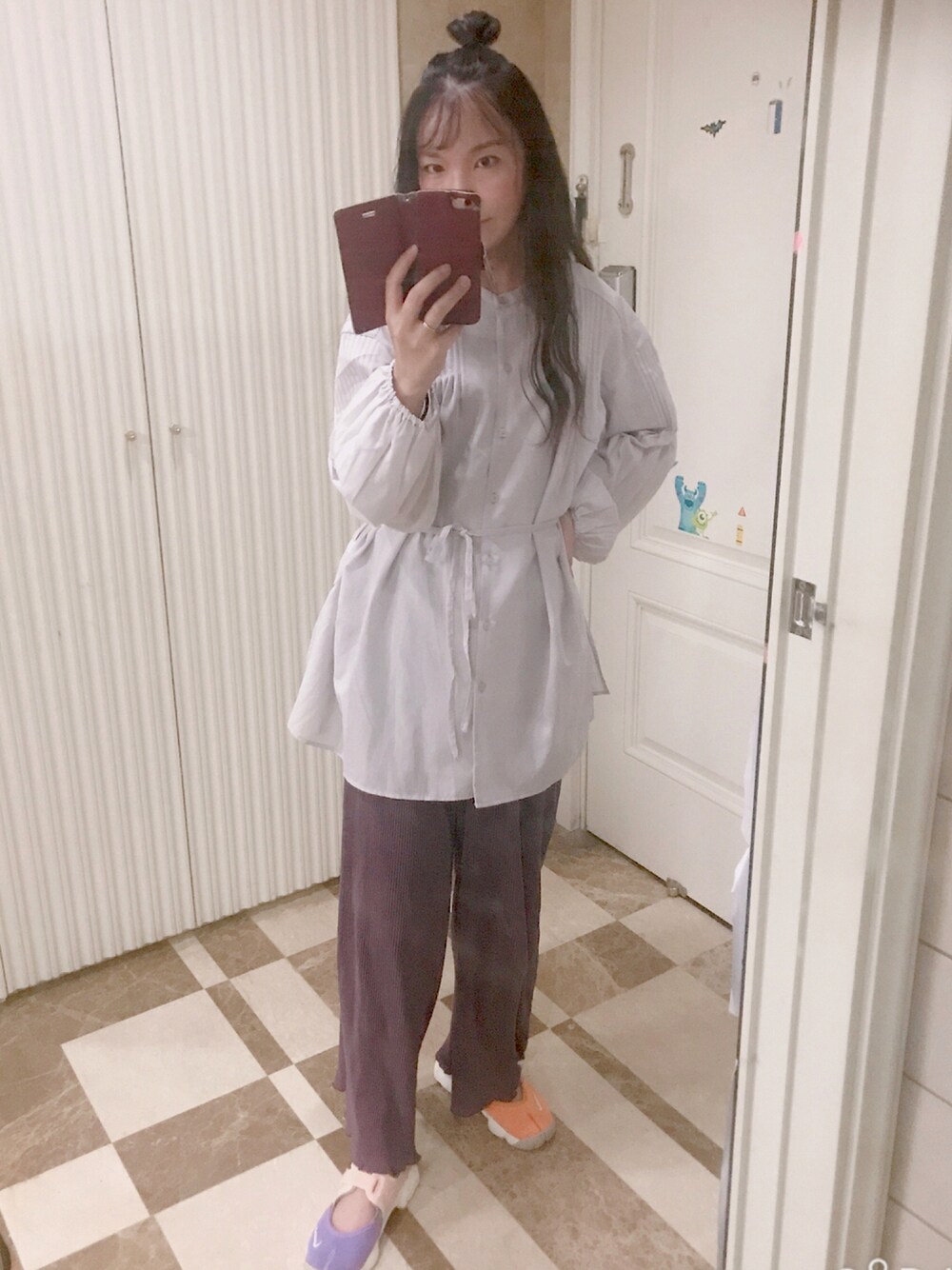 グレー系のシャツ/ブラウス、パープル系のパンツ、ピンク系のスニーカーを着用したレディースの秋コーディネートの1枚目の写真