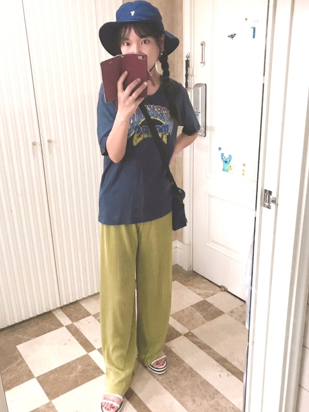 ブルー系のTシャツ/カットソー、ブルー系のショルダーバッグ、ホワイト系のサンダルを着用したレディースの夏コーディネートの1枚目の写真
