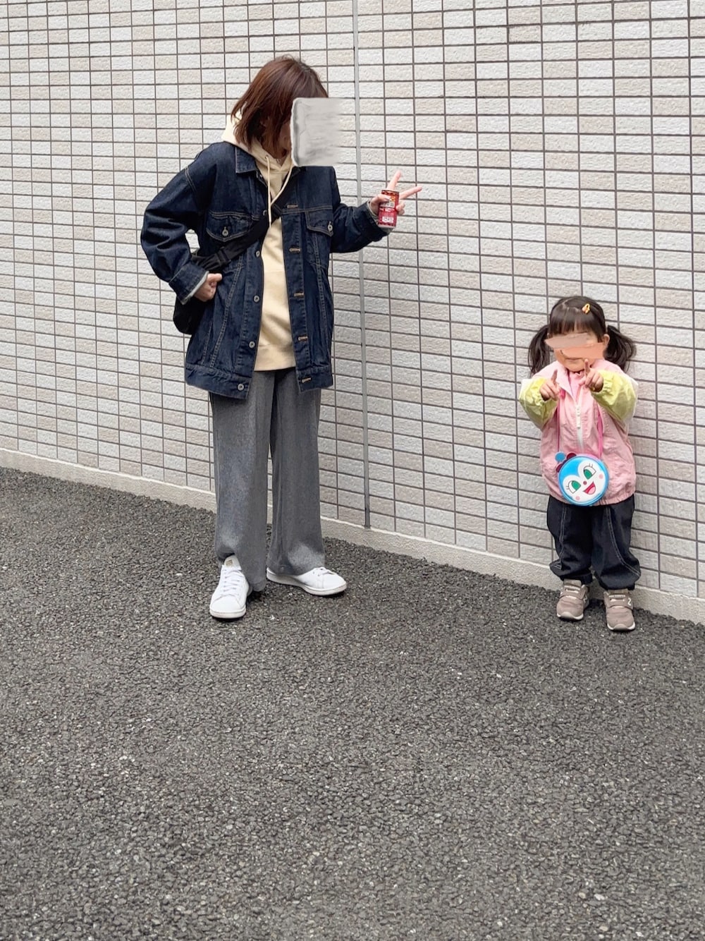 「デニムジャケット、パーカー、イエロー、春コーデ、デニムコーデ、1歳9ヶ月、ママコーデ、親子コーデ、スニーカーコーデ、キッズコーデ、ピンクコーデ、ベビーコーデ、ショルダーバッグ」｜「Russell AthleticのRUSSELL ATHLETIC/別注 CVC Sweat Hoodie（パーカー、ベージュ系）」を使った、あおちゃそさん（レディース・151cm）の春コーディネートの1枚目の写真