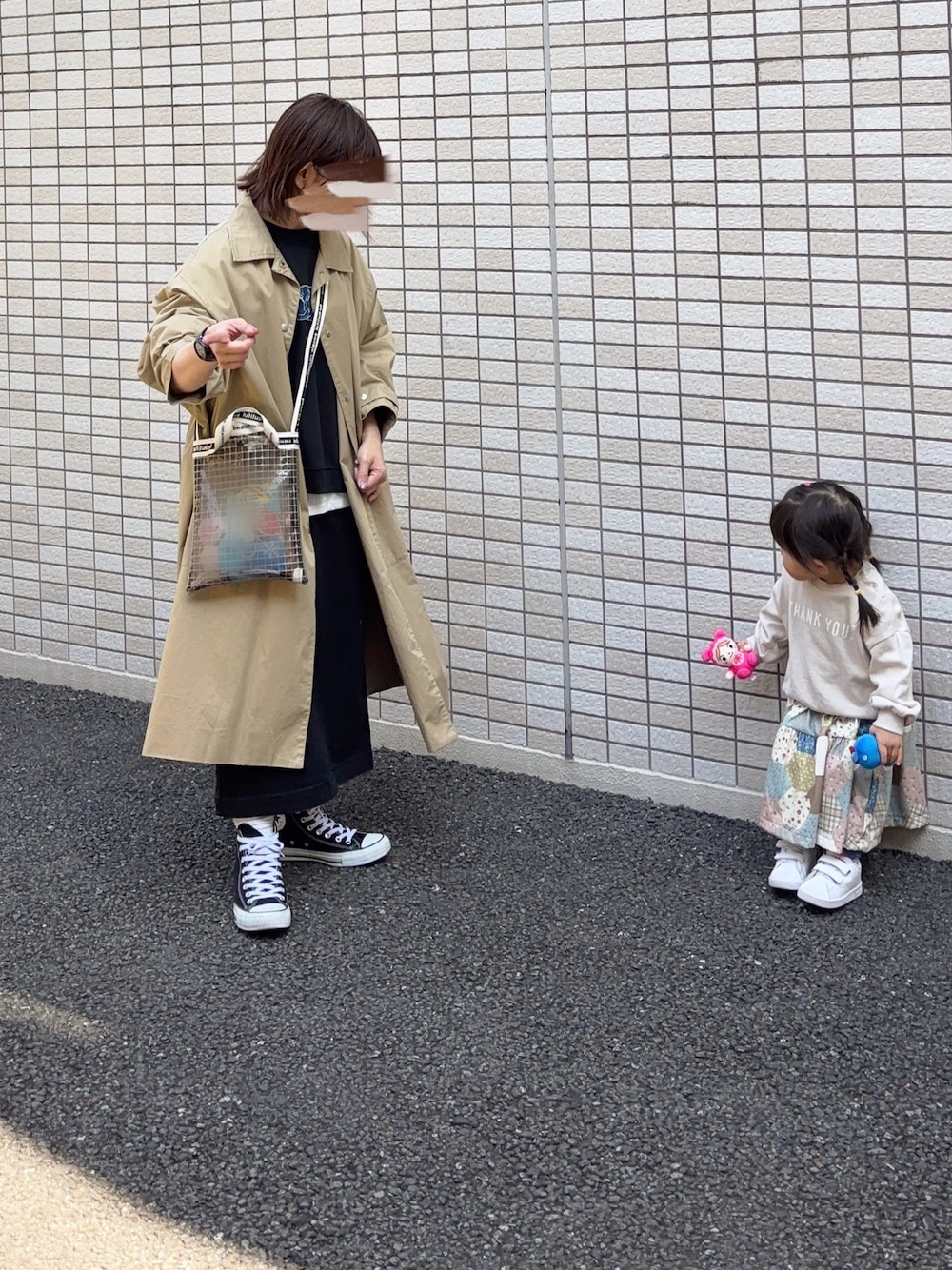 「春コーデ、ステンカラーコート、スウェット、ブラックコーデ、春アウター、コンバース、親子コーデ、お出かけコーデ、ママファッション、150cm台コーデ、骨格ナチュラル、ショルダーバッグ」｜「FASHIRUのアイテム（ステンカラーコート、ベージュ系）」を使った、あおちゃそさん（レディース・151cm）の春コーディネートの1枚目の写真