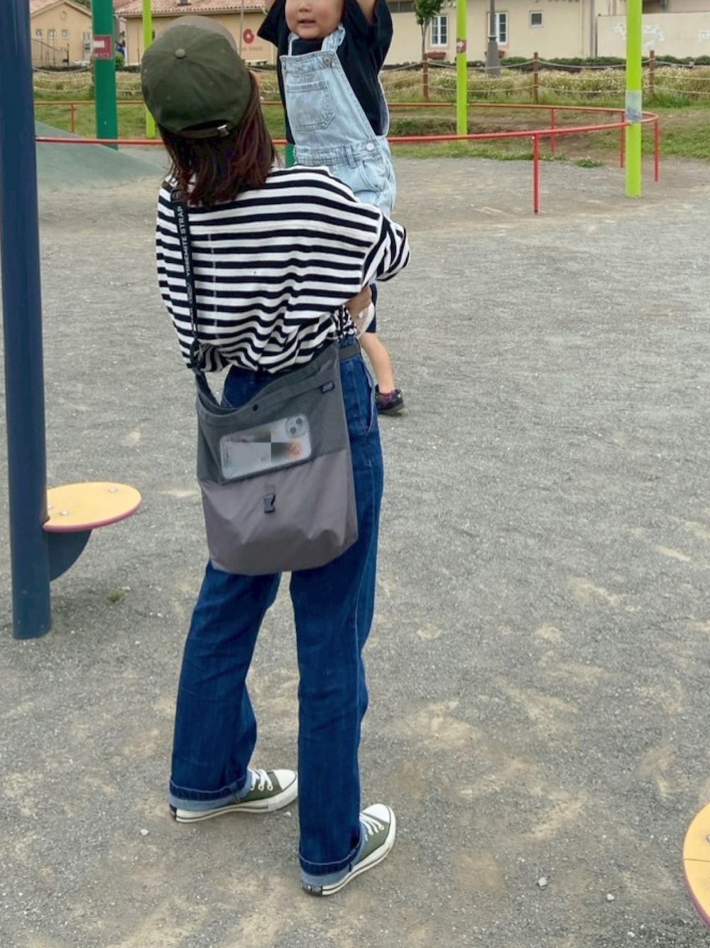 「公園、キャップ、やっぱり帽子が好き、ボーダー、デニムパンツ、コンバース、シンプルスタイル、タックイン、ショルダーバッグ、雨の日コーデ、大人カジュアル、骨格ナチュラル、ママコーデ、グリーン」｜「popUpooのアイテム（キャップ、グリーン系）」を使った、あおちゃそさん（骨格ナチュラル・レディース・151cm）の春コーディネートの1枚目の写真