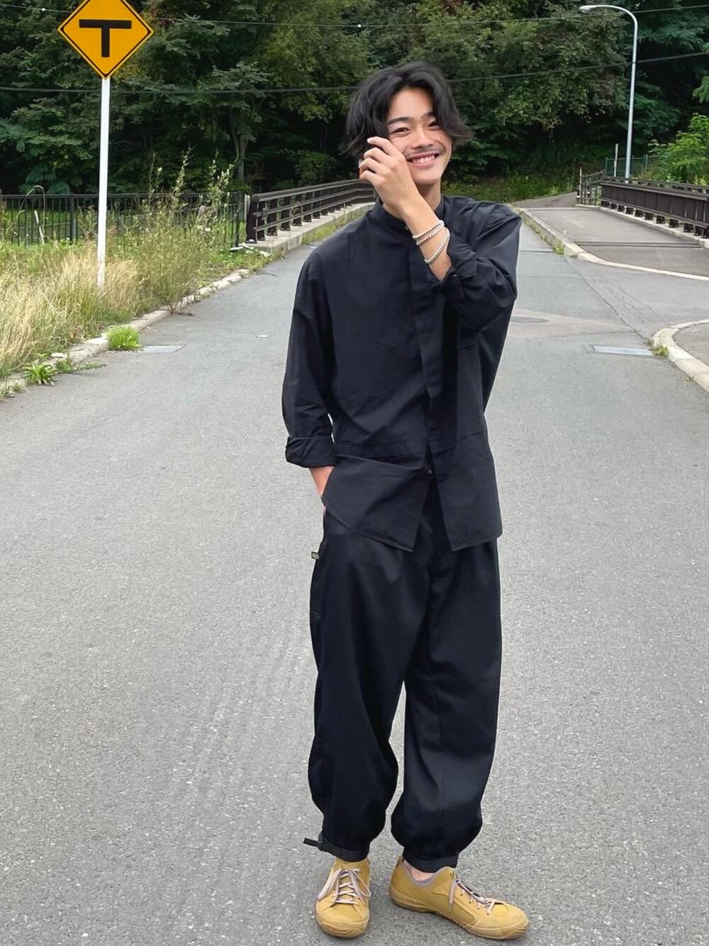 「ベージュ、秋のコーデ、きれいめカジュアル、シンプルコーデ、ゆるコーデ、ワイドパンツ、Danner、ブラックコーデ、大人コーデ、黒コーデ、イエロー×ブラック、古着コーデ、モード、ビックシルエット、イエローコーデ」｜「UNIQLOのオーバーサイズフランネルスタンドカラーシャツ（長袖）（シャツ/ブラウス、ブラック系）」を使った、YKさん（メンズ・182cm）の秋コーディネートの1枚目の写真