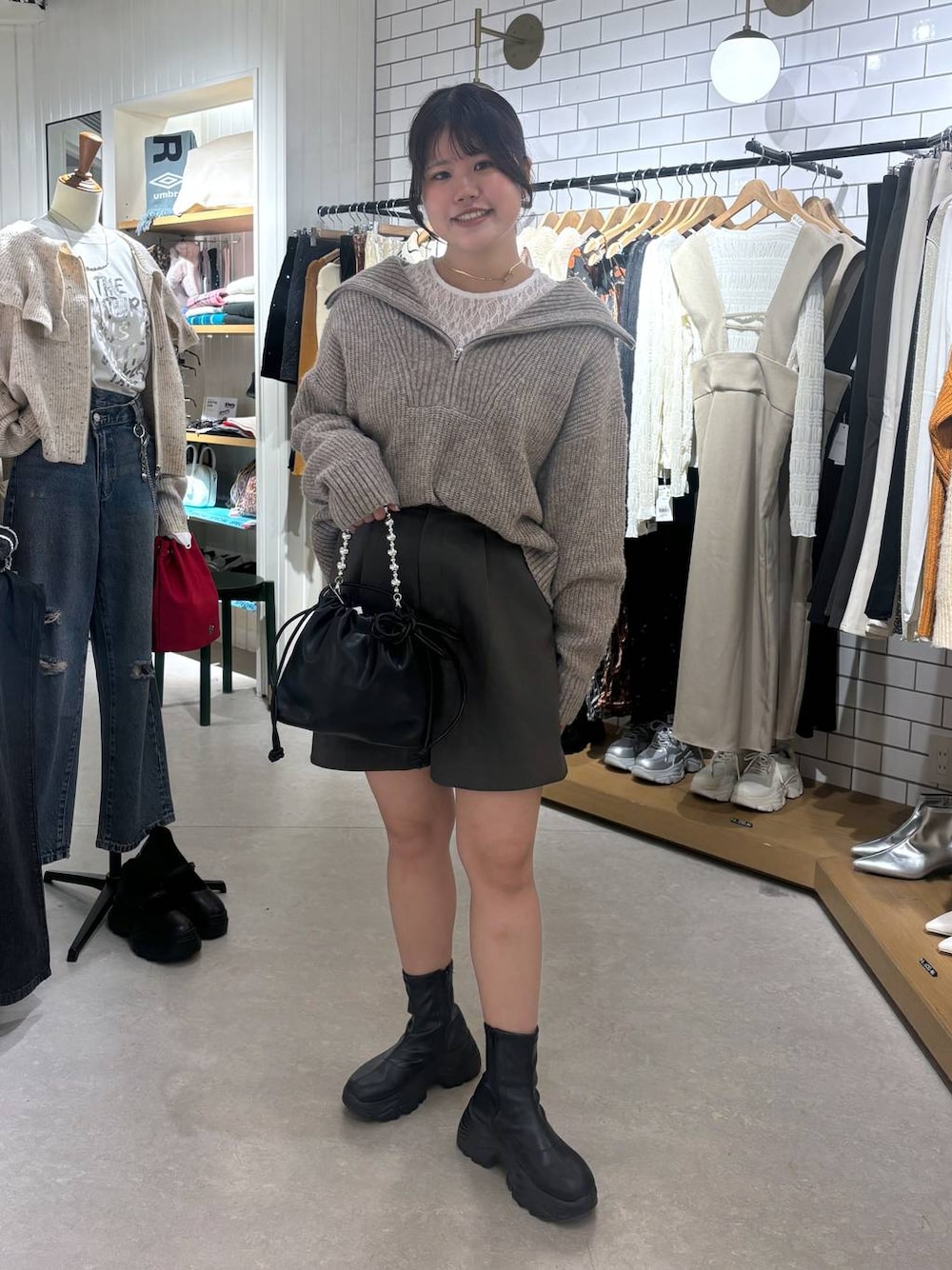 「体型カバー、差し色コーデ、カジュアル、ローリーズスタイル_LOWRYS FARM」｜「LOWRYS FARMのストレッチスニーカーブーツ　133385（ブーツ、ブラック系）」を使った、なっぴさん（レディース・158cm）の秋コーディネートの1枚目の写真
