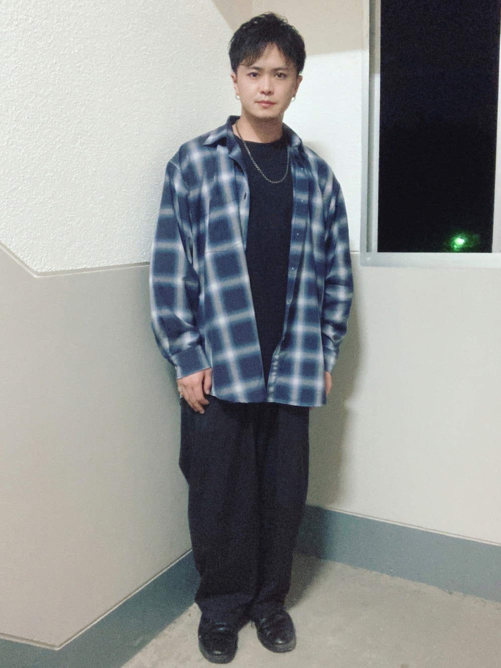 ブルー系のシャツ/ブラウス、ブラック系のTシャツ/カットソー、ブラック系のその他パンツを着用したメンズの秋コーディネートの1枚目の写真