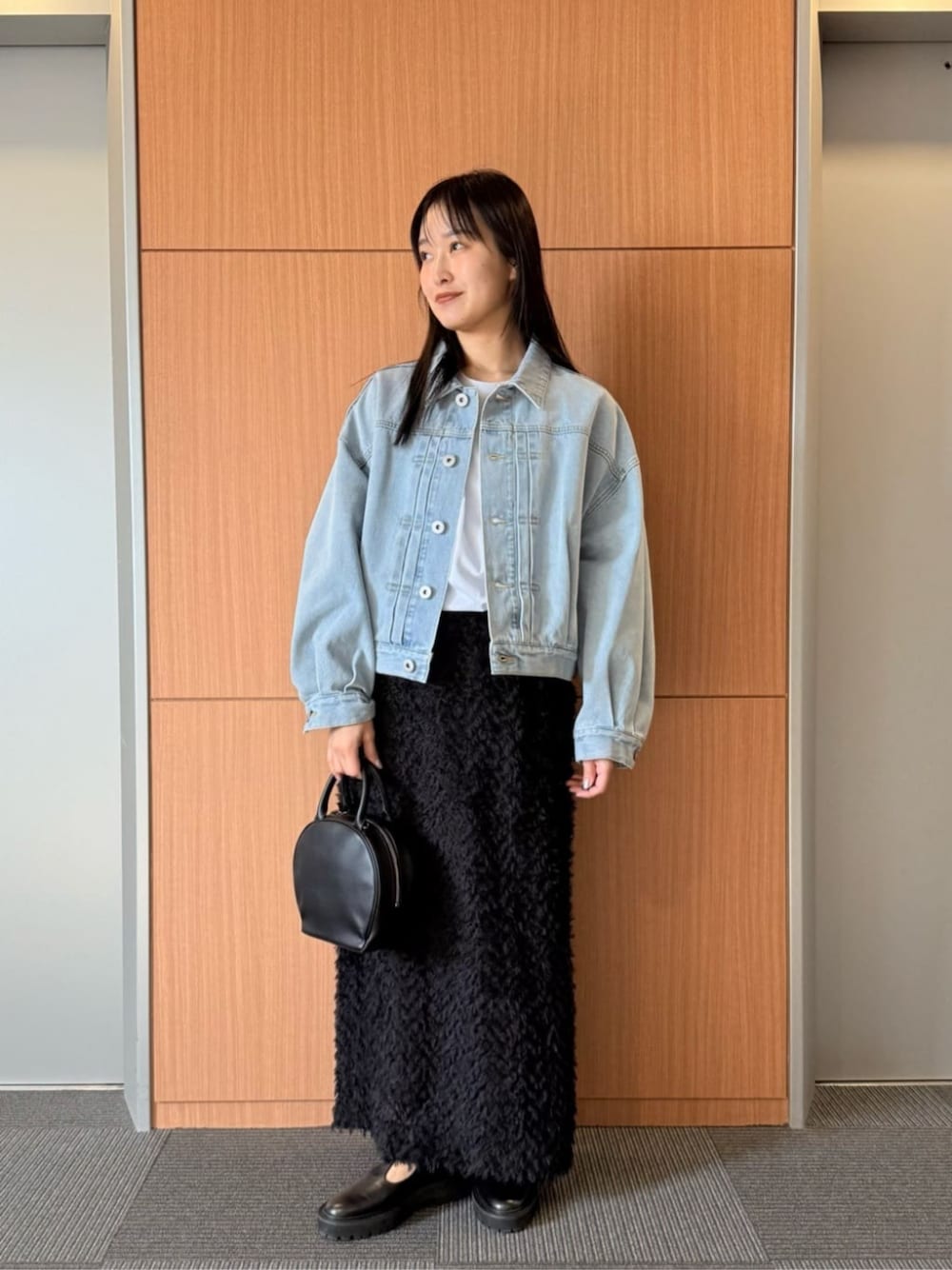 ブラック系のショルダーバッグ、ブルー系のデニムジャケット、その他のTシャツ/カットソーを着用したレディースの春コーディネートの1枚目の写真