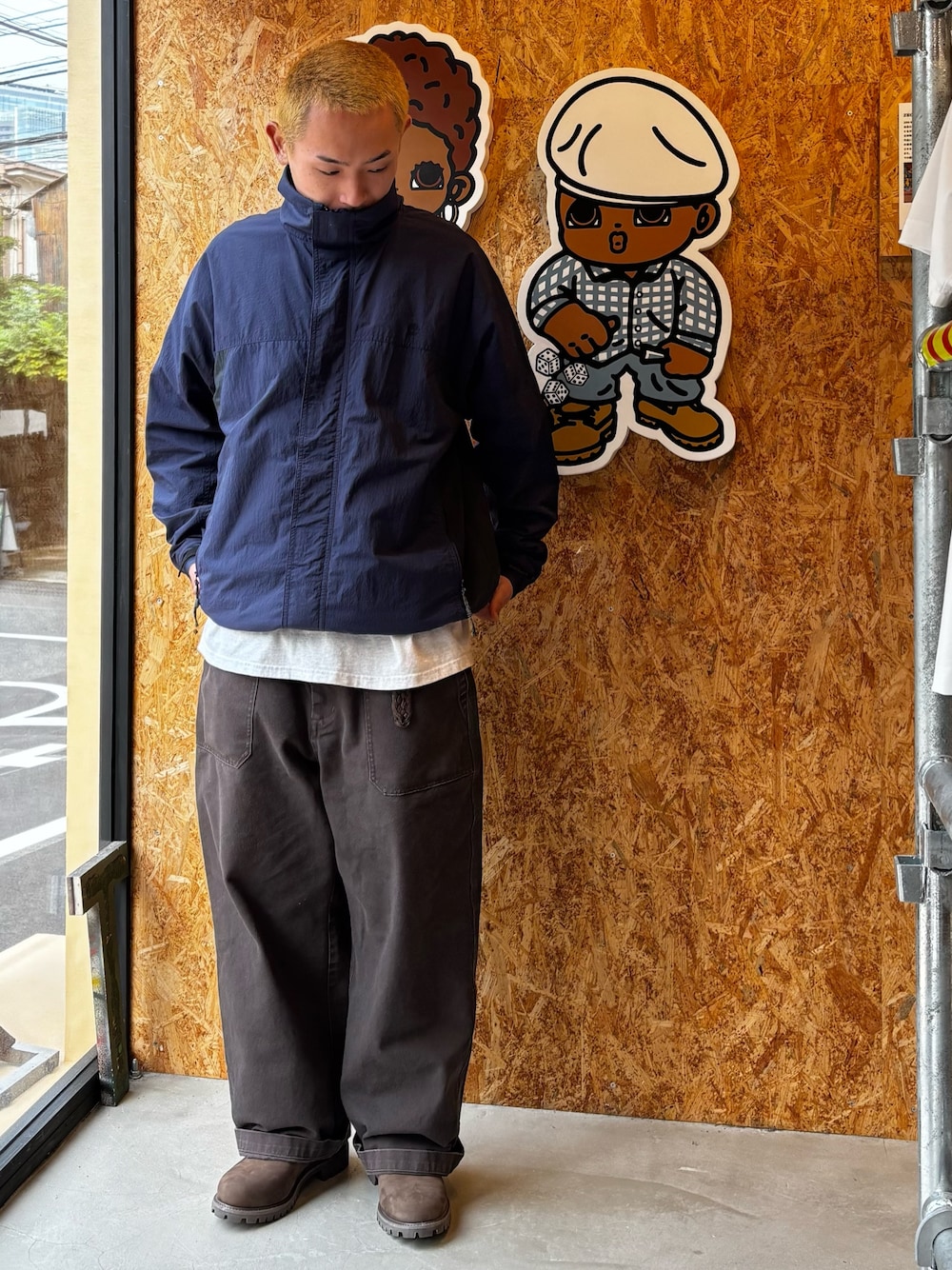 ブラウン系のその他パンツ、ブラウン系のブーツ、ブルー系のジャケット/アウターを着用したメンズの秋コーディネートの1枚目の写真