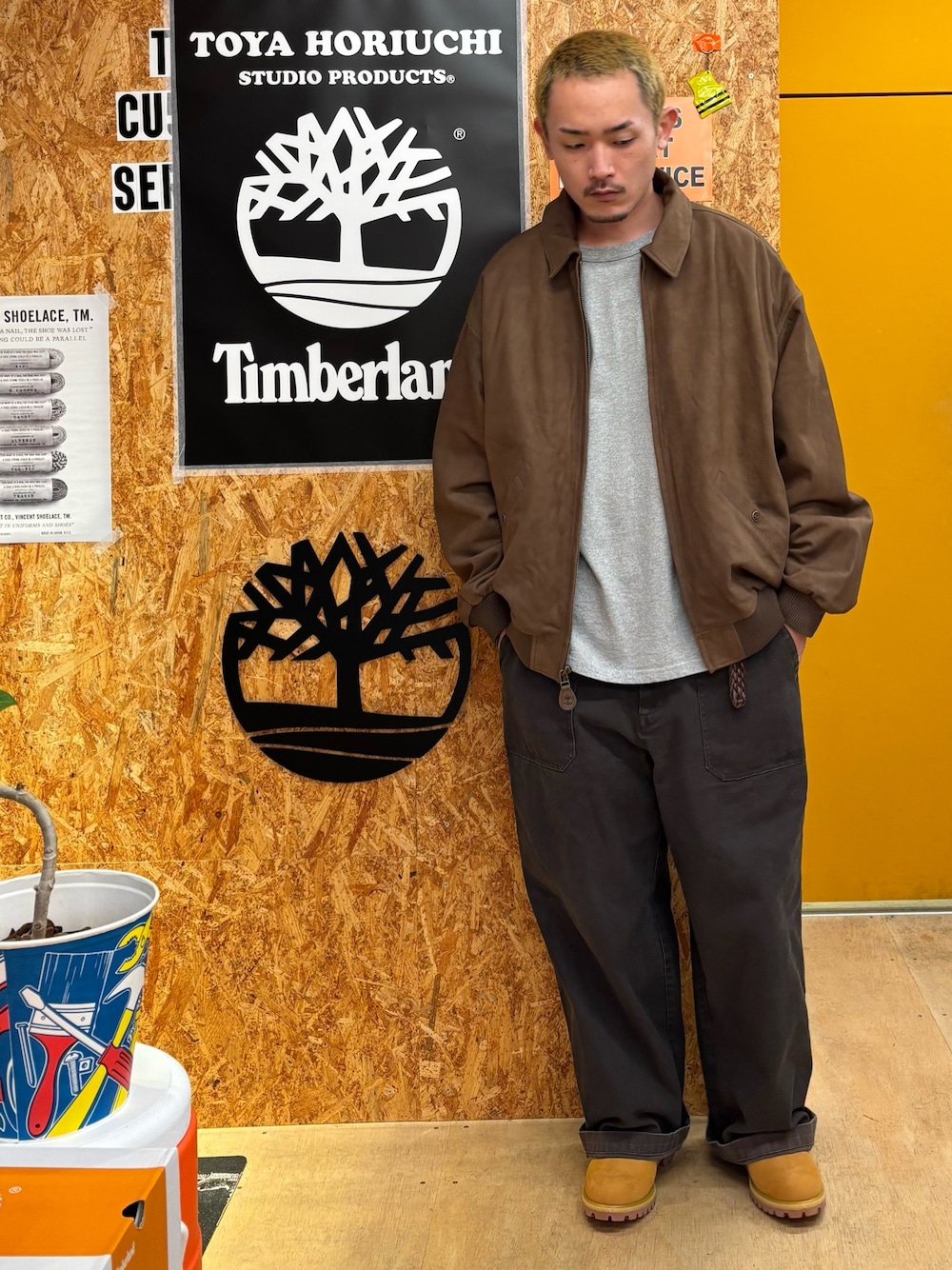 ブラウン系のジャケット/アウター、ブラウン系のその他パンツ、イエロー系のブーツを着用したメンズの冬コーディネートの1枚目の写真