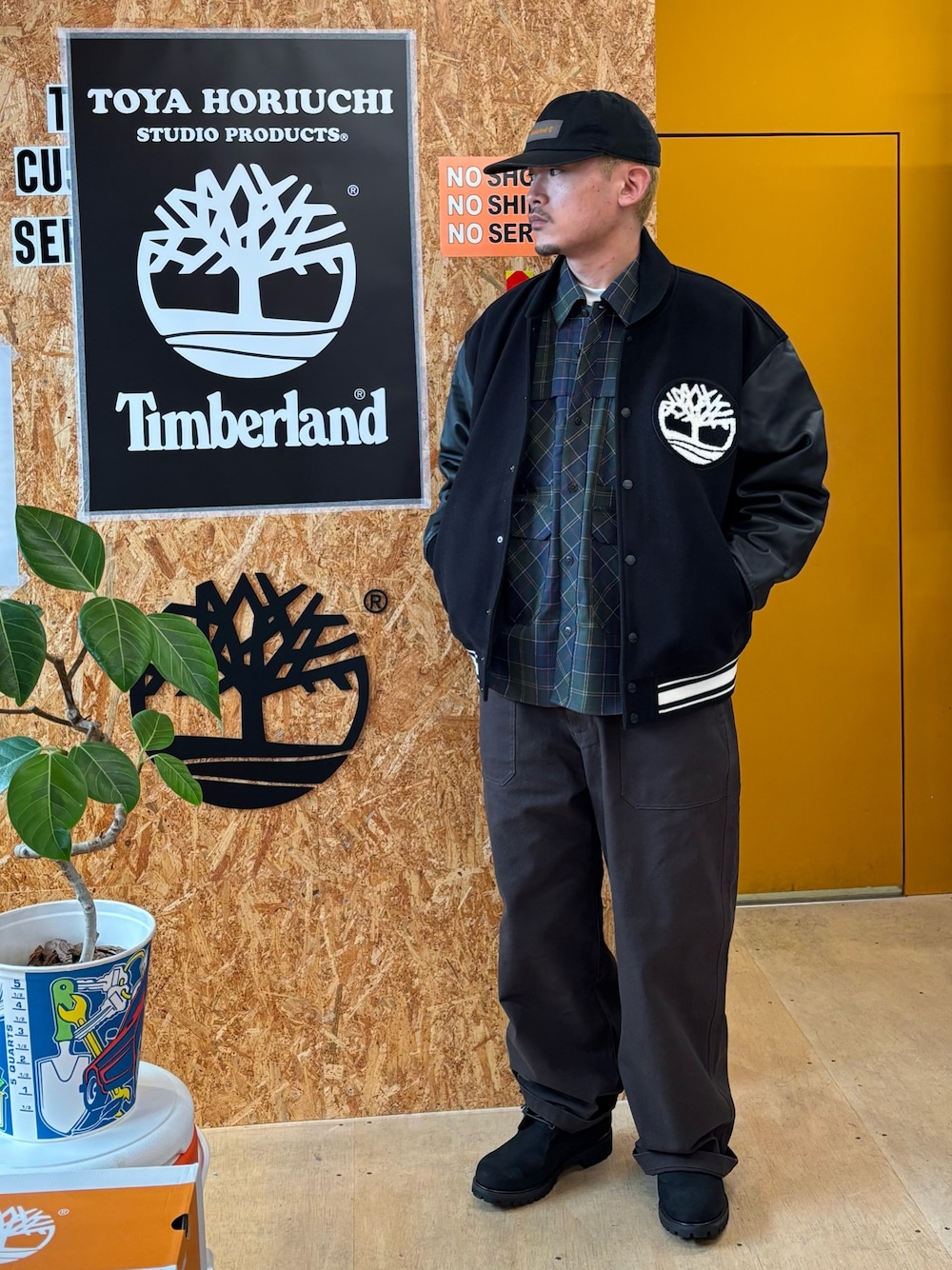 ブラック系のその他アウター、グリーン系のシャツ/ブラウス、ブラウン系のその他パンツを着用したメンズの秋コーディネートの1枚目の写真