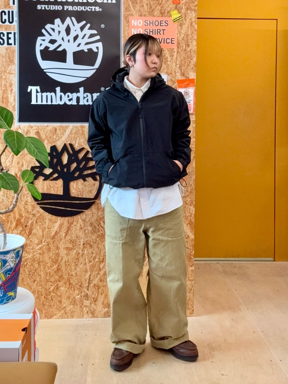 ブラック系のその他アウター、グリーン系のその他パンツ、ブラウン系のブーツを着用したレディースの秋コーディネートの1枚目の写真