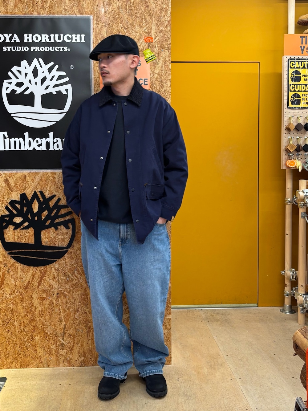 ブルー系のその他アウター、ブルー系のデニムパンツ、ブラック系のブーツを着用したメンズの冬コーディネートの1枚目の写真