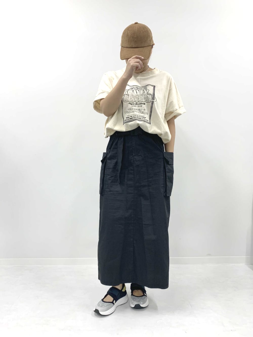 「スポーツミックス、スポサン、スポサンコーデ、スポサンスタイル、スニーカーパンプス、ママコーデ、ママコーディネート、ママコーデ#カジュアル、ロングスカート、カジュアルスカート」｜「Mode et Jacomoのモード エ ジャコモ MODE ET JACOMO 【軽量】厚底ベルテッドスニーカー （スニーカー、シルバー系）」を使った、keyさん（骨格ストレート・レディース・160cm）の夏コーディネートの1枚目の写真