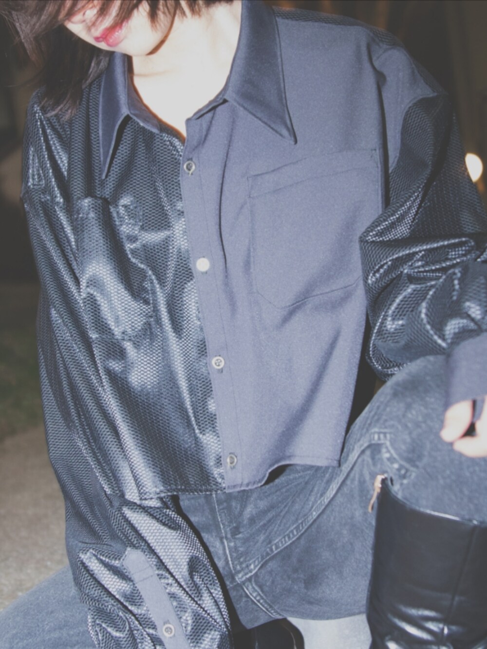 ブラック系のシャツ/ブラウス、オレンジ系のその他を着用したレディースの春コーディネートの1枚目の写真