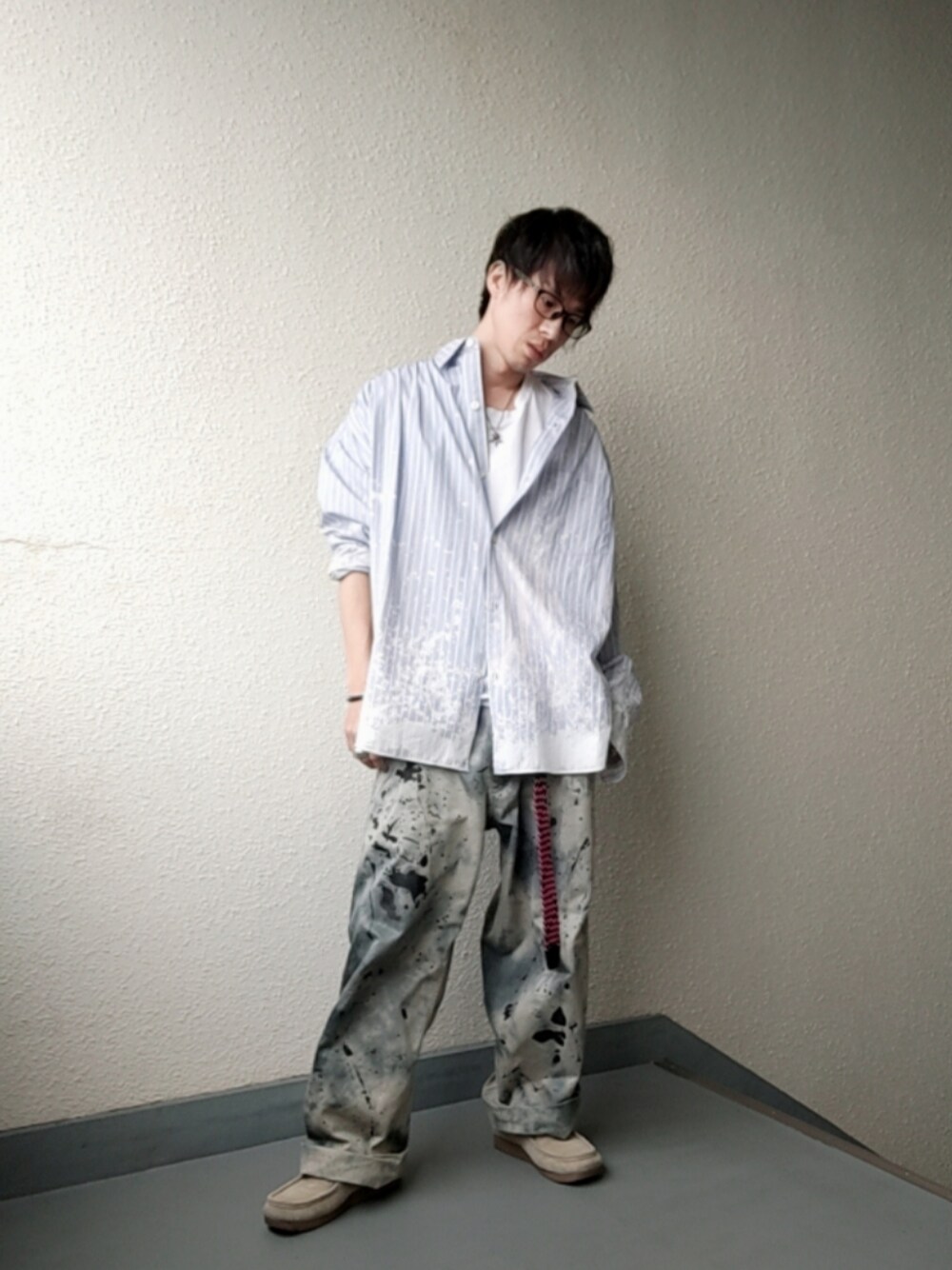 グレー系のデニムパンツ、ベージュ系のシューズ、オレンジ系のその他を着用したメンズの春コーディネートの1枚目の写真