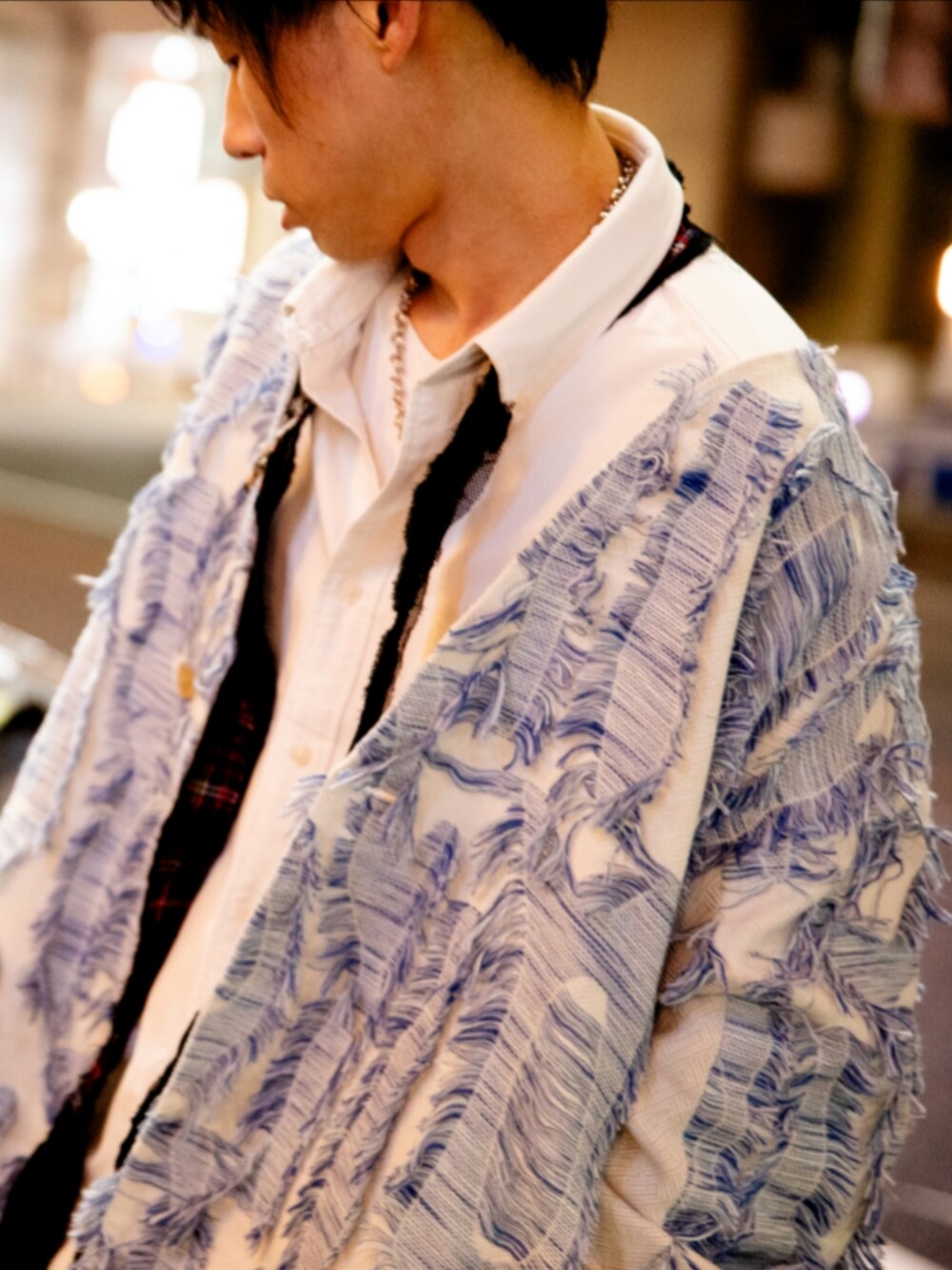 ホワイト系のノーカラージャケット、オレンジ系のその他を着用したメンズの春コーディネートの1枚目の写真