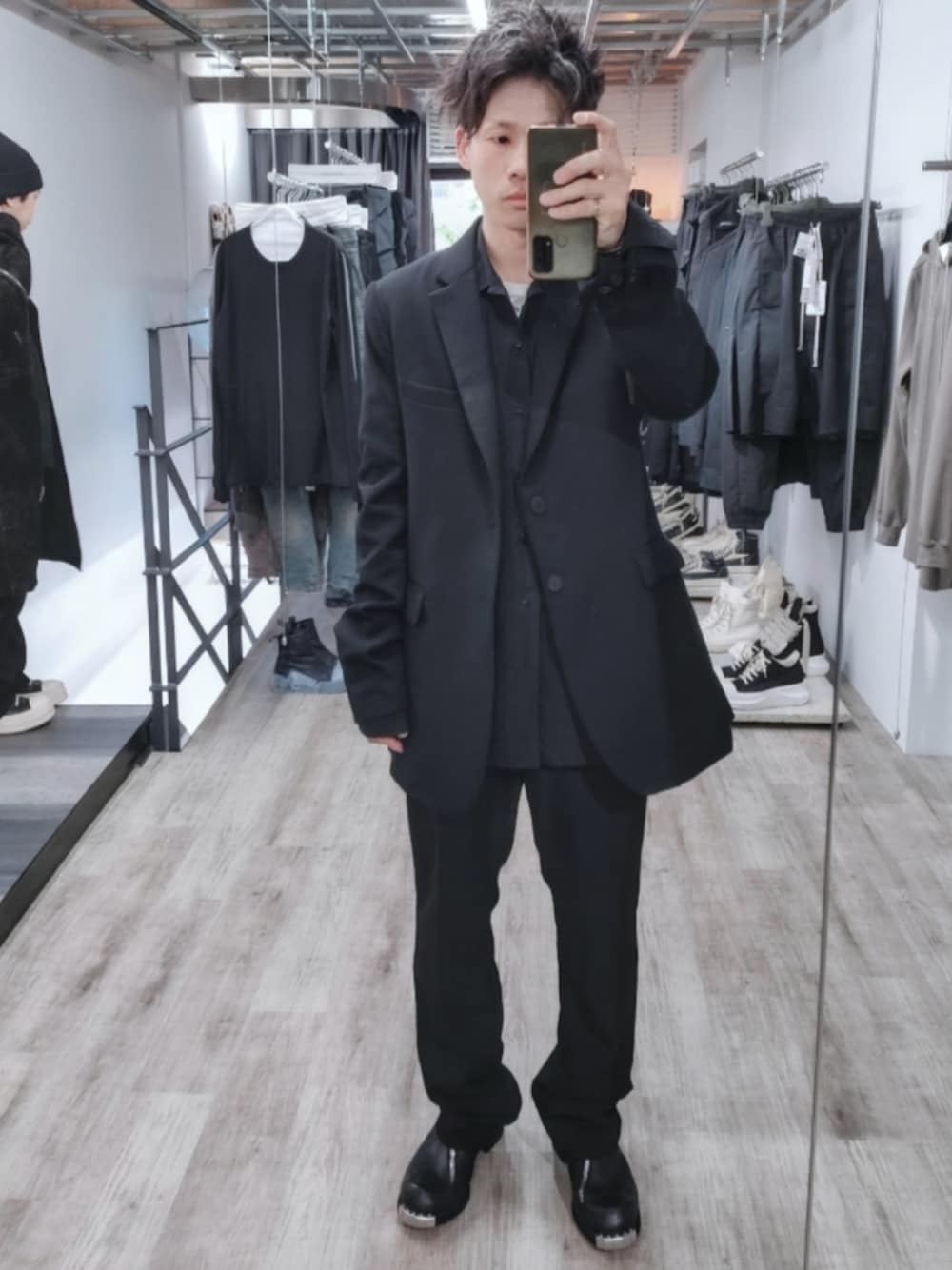 ブラック系のブーツ、ブラック系のテーラードジャケット、ブラック系のスラックスを着用したメンズの夏コーディネートの1枚目の写真