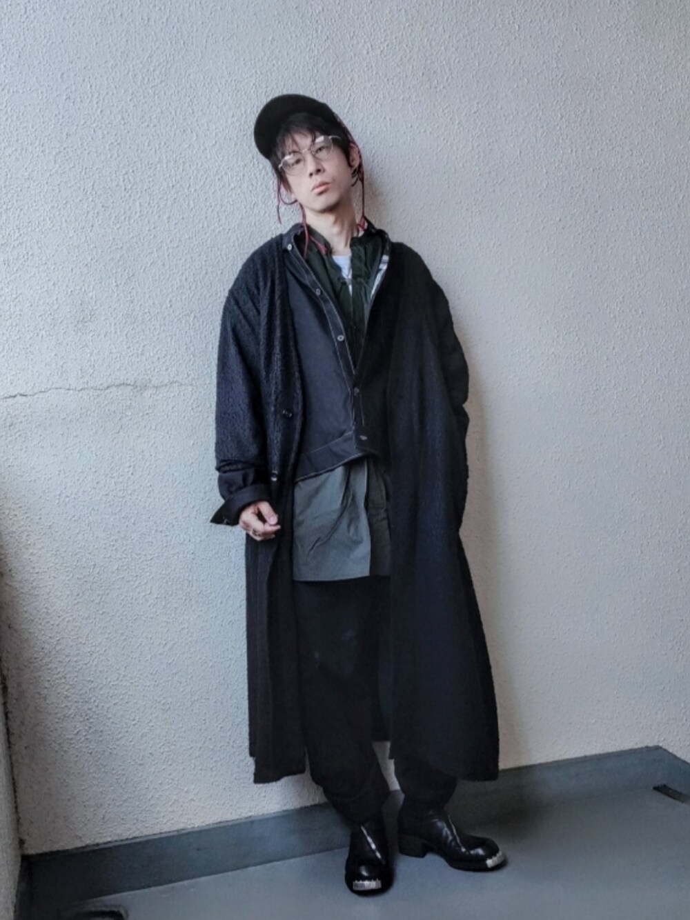 ブルー系のその他、オレンジ系のその他を着用したメンズの春コーディネートの1枚目の写真