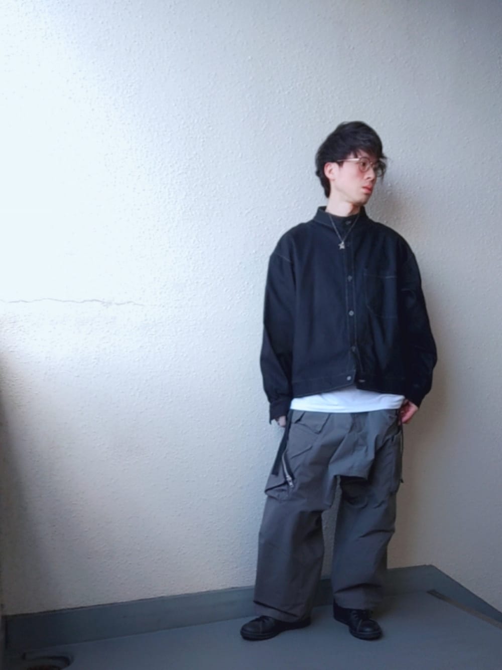 ブラック系のブルゾン、グレー系のその他パンツ、ブルー系のその他を着用したメンズの春コーディネートの1枚目の写真