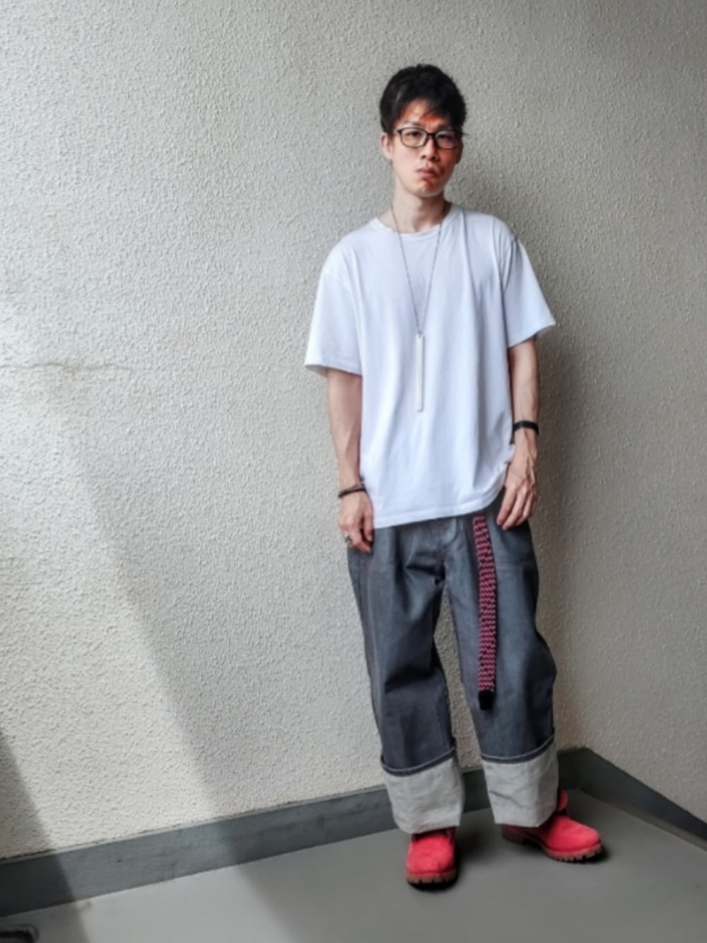 ホワイト系のTシャツ/カットソー、レッド系のブーツ、シルバー系のネックレスを着用したメンズの夏コーディネートの1枚目の写真