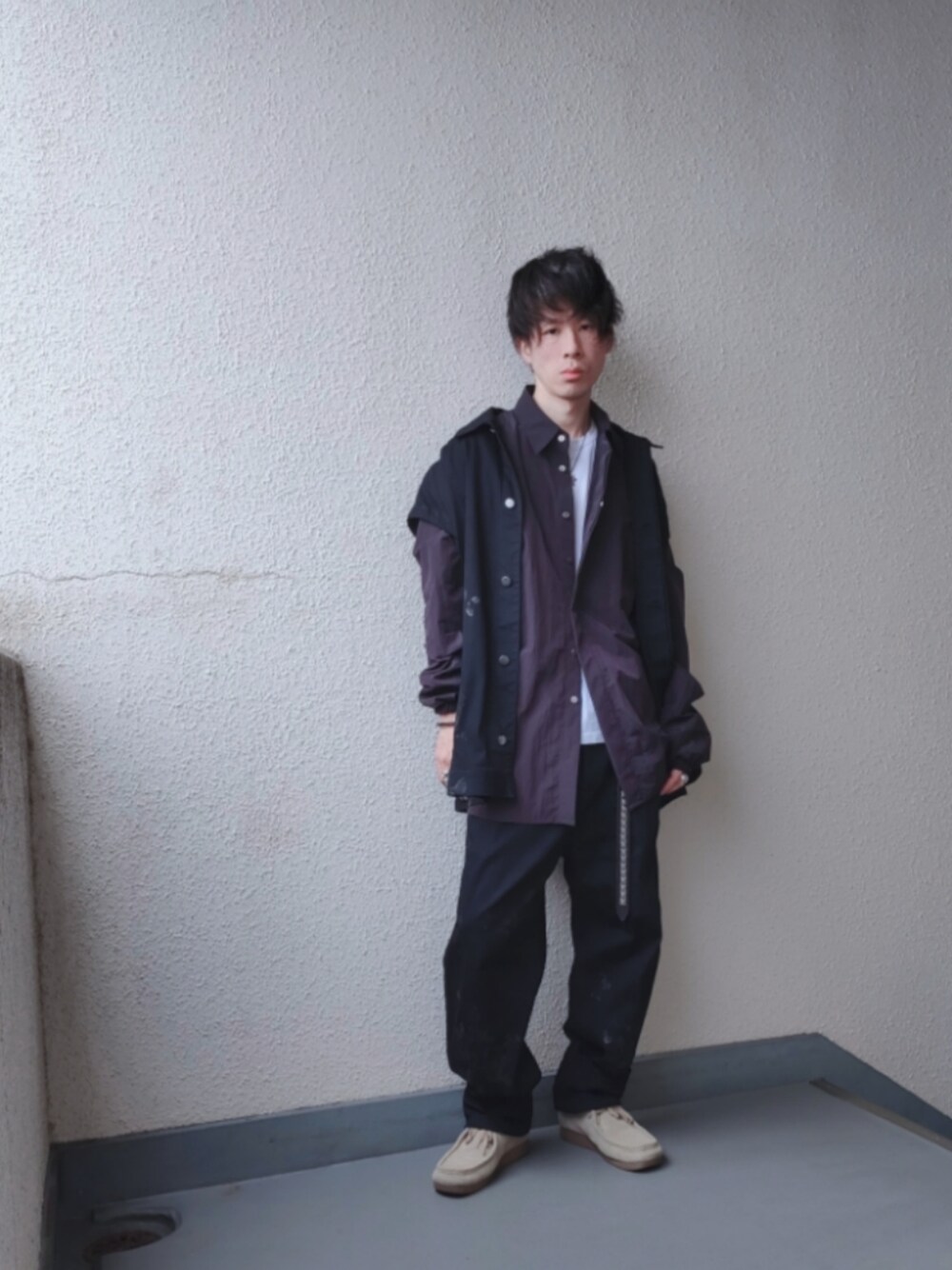 ブラック系のシャツ/ブラウス、ブラック系のベスト、ブラック系のデニムパンツを着用したメンズの春コーディネートの1枚目の写真