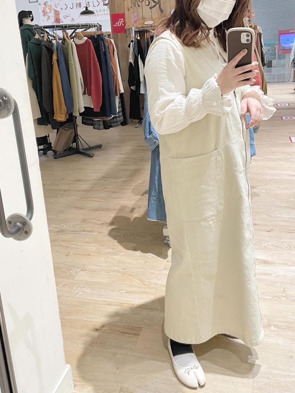「春服みてみて、大人カジュアル、今日のコーデ、春夏コーデ、カジュアルコーデ、モノトーンコーデ、淡色コーデ、淡色女子、ワンピース、キーネックワンピース、ジップワンピース、cepo.、低身長」｜「cepoのジップベストワンピース ２ＷＡＹ（ワンピース、ベージュ系）」を使った、cepo_ueda140さん（レディース・148cm）の春コーディネートの1枚目の写真