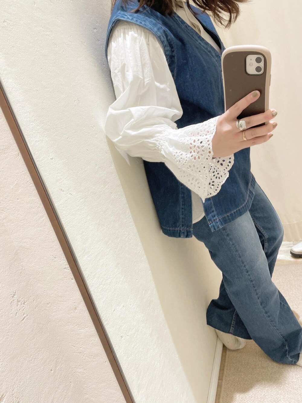 「春服みてみて、シンプルコーデ、お洒落さんとつながりたい、スカラップブラウス、スカラップレース、フレアデニム、フレアパンツ、デニムベスト、ベスト、ベスト×シャツ、春コーデ、大人かわいい、cepo.、低身長、低身長コーデ」｜「cepoのビューティーフレアーデニムパンツ　アンクル丈（デニムパンツ、ブルー系）」を使った、cepo_ueda140さん（レディース・148cm）の春コーディネートの1枚目の写真