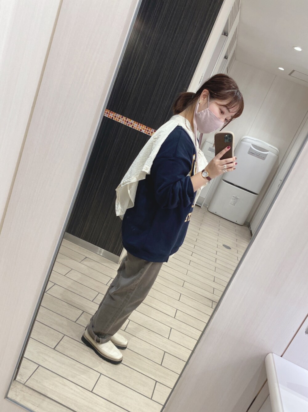 「だから秋服が好き、カジュアルコーデ、ootd、大人コーデ、ショートブーツ、大人カジュアル、スウェット、秋色、低身長コーデ、ブーツ、スウェットコーデ、たすき掛け、ブラウン、150cmコーデ、cepo.」｜「cepoのクロップドデニムパンツ　２１AW（デニムパンツ、ブラウン系）」を使った、cepo_ueda140さん（レディース・148cm）の秋コーディネートの1枚目の写真