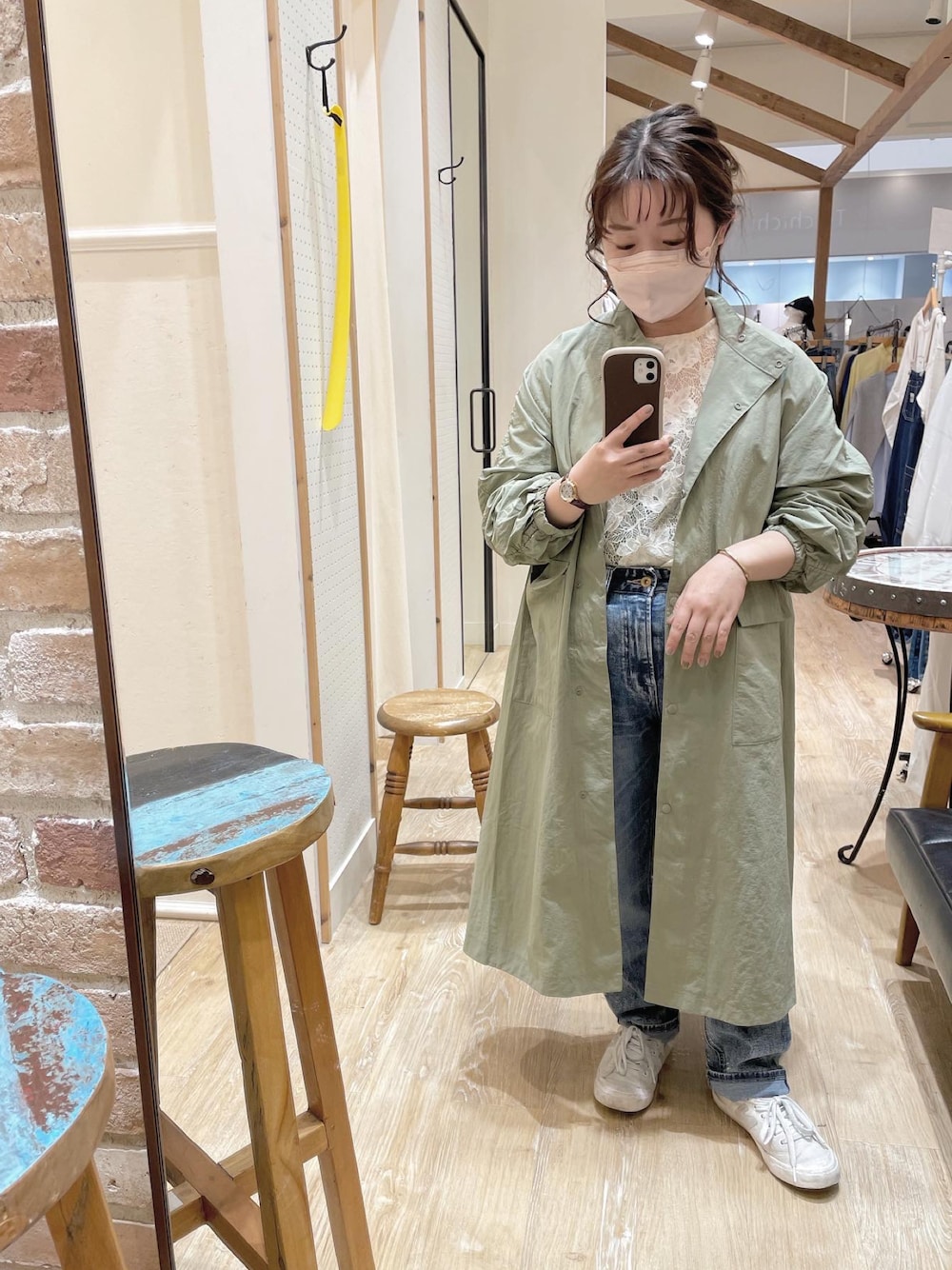 「春服、今日のコーデ、オトナカジュアル、低身長コーデ、スニーカー、デニムパンツ、ユーティリティ、ワッシャー、コート、レースブラウス、デニム、カーキアウター、春服みてみて、cepo.、おちびさん」｜「cepoのレース２ＷＡＹプルオーバー（カーディガン/ボレロ、ホワイト系）」を使った、cepo_ueda140さん（レディース・148cm）の春コーディネートの1枚目の写真