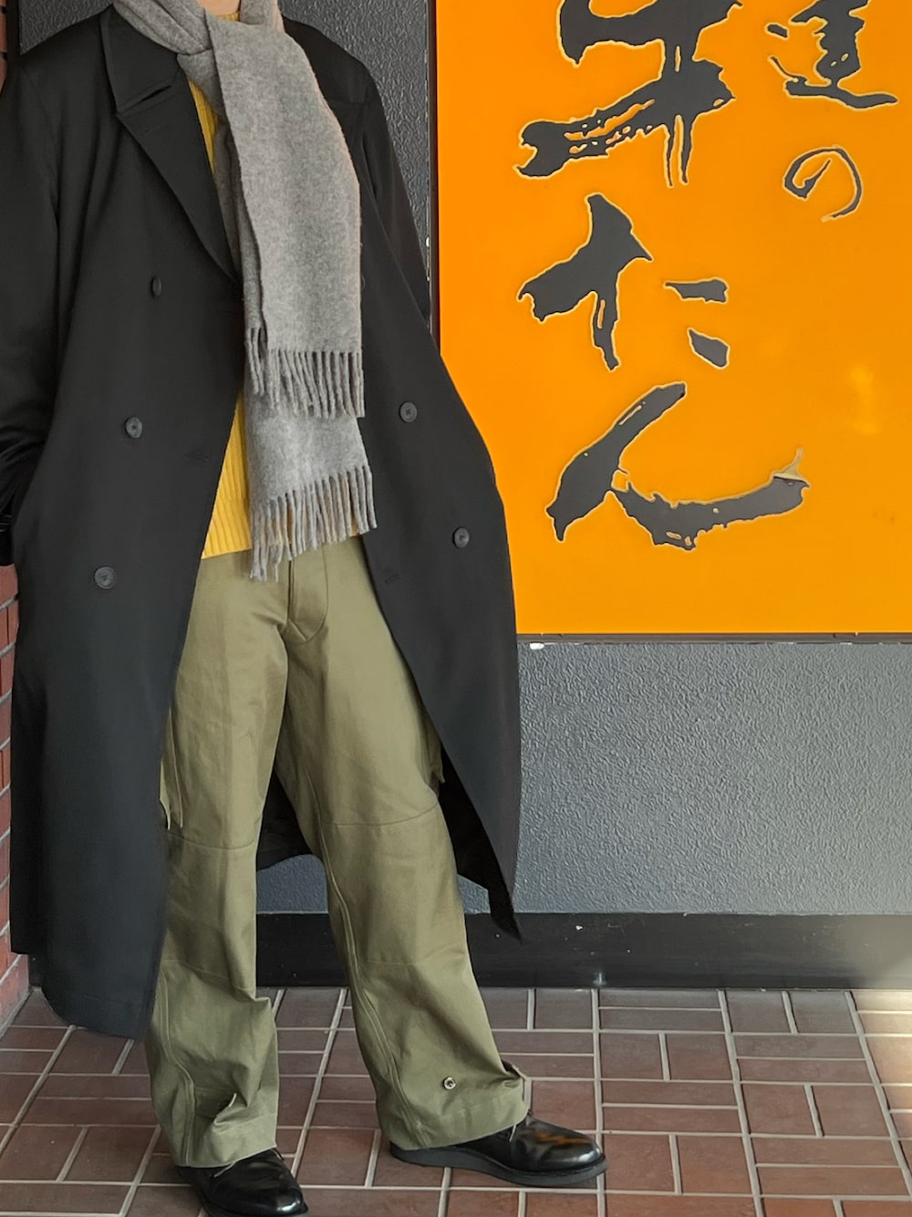「休日コーデ、オトナカジュアル、ワイドパンツ、キレイめカジュアル、春コーデ、メンズファッション、キレイめコーデ、黒」｜「blurhmsのアイテム（カーゴパンツ、グリーン系）」を使った、cha_hannosukeさん（メンズ・182cm）の冬コーディネートの1枚目の写真