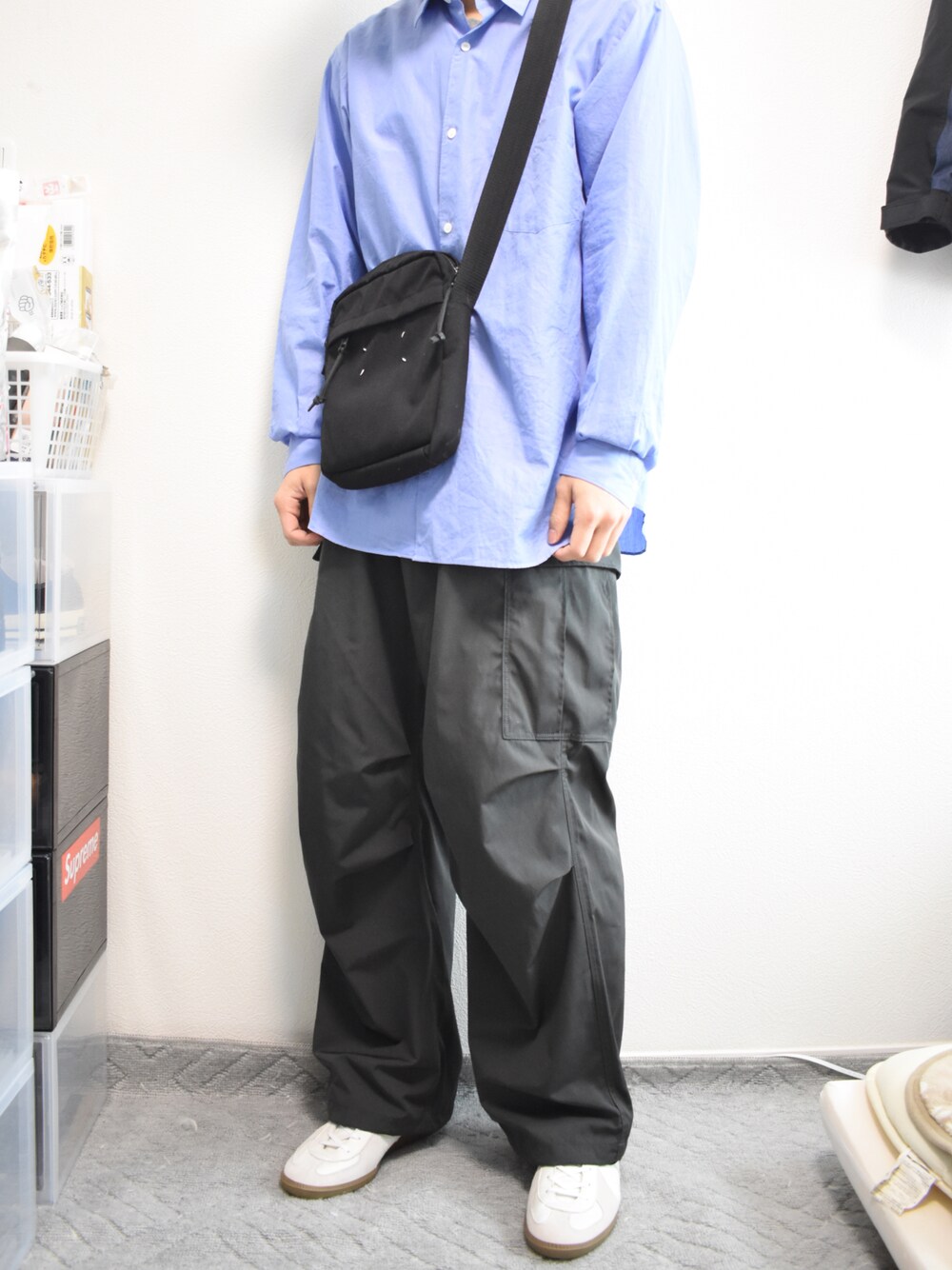 「COMOLIのアイテム（シャツ/ブラウス、ブルー系）」を使った、cha_hannosukeさん（メンズ・182cm）の春コーディネートの1枚目の写真