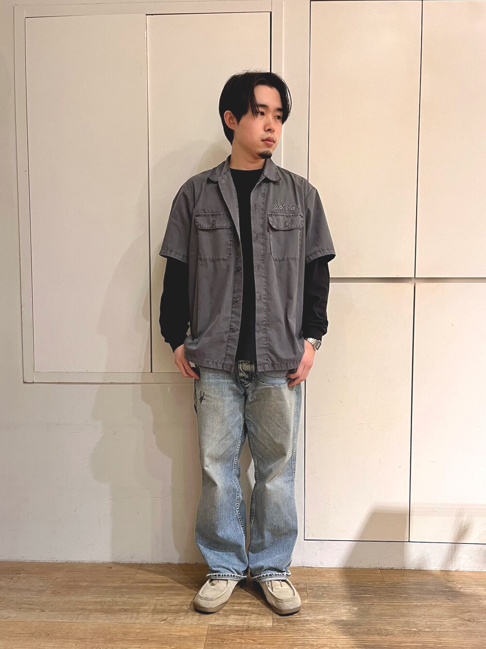 「メンズファッション、春夏コーデ、デニム、アメカジ、ミリタリー、ストリート、シャツスタイル、AVIREX、ラフ、デニムパンツ」｜「AVIREXのSHORTSLEEVE FADED WORK SHIRT BLUE ANGELS / フェイド ワークシャツ ブルーエンジェルス / AVIREX / アヴィレックス（シャツ/ブラウス、グレー系）」を使った、しゅうとさん（メンズ・172cm）の春コーディネートの1枚目の写真