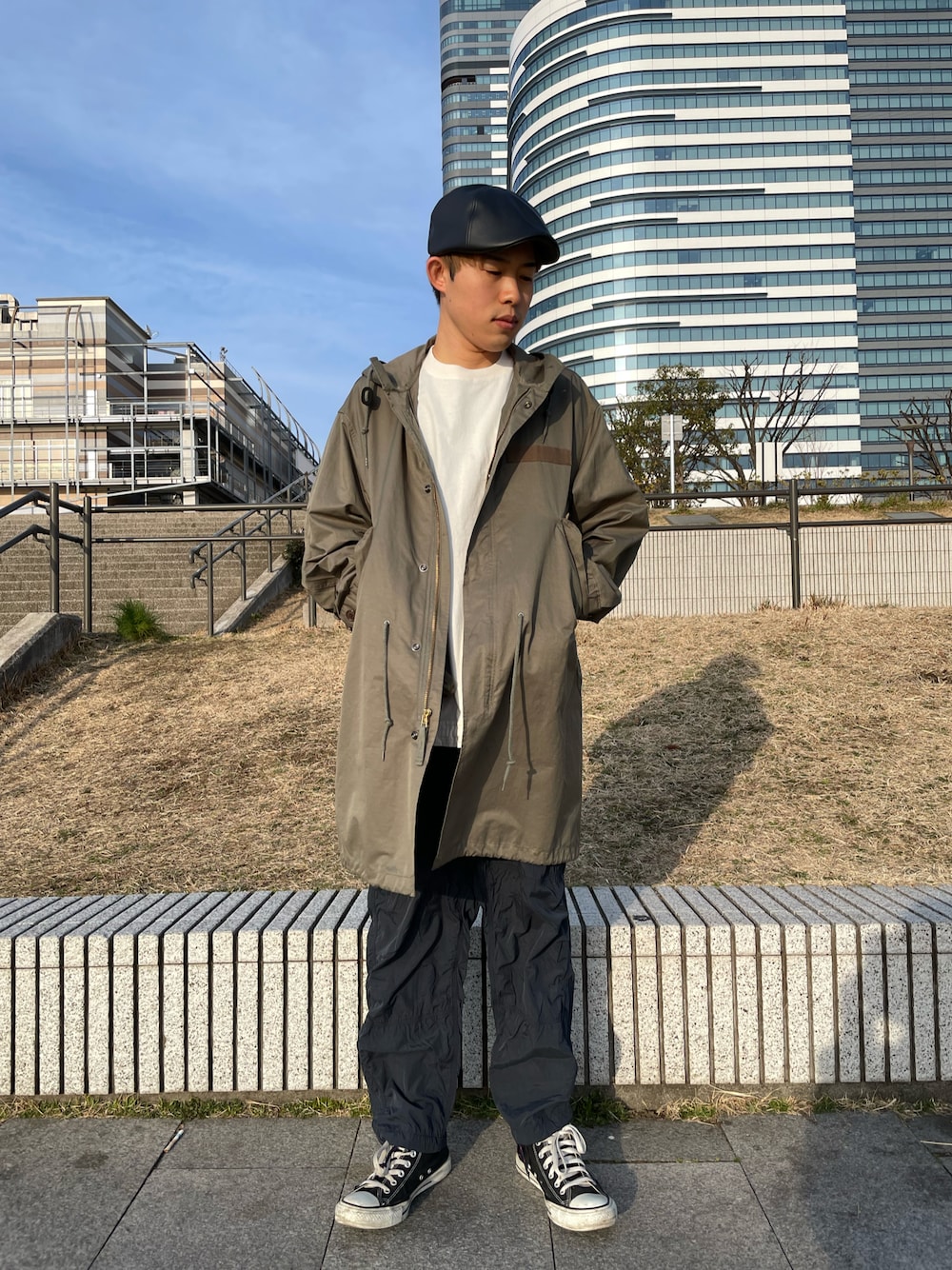 「スニーカー、モッズコート、カーキ、ハンチング、ラフ、春コーデ、オフ、ラフコーデ、オトナカジュアル、おしゃれさんと繋がりたい」｜「AVIREXのM-51 SHELL PARKA"ON/OFF"/ M-51シェルパーカー（モッズコート、グリーン系）」を使った、しゅうとさん（メンズ・172cm）の春コーディネートの1枚目の写真