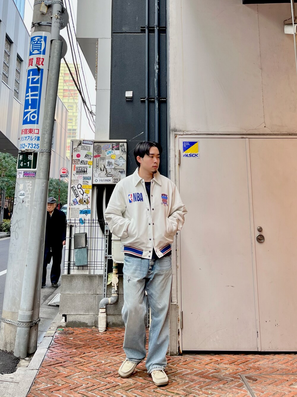 「冬コーデ、冬、AVIREX、ラフ、ラクチンコーデ、ストリート、アメカジ、ミリタリー、NBA、ストリートコーデ、デニム、デニムパンツ」｜「AVIREXの【直営店限定】JAPAN MADE PAINTER PANTS / 日本製 / ペインターパンツ / AVIREX / アヴィレックス（デニムパンツ、その他）」を使った、しゅうとさん（メンズ・172cm）の冬コーディネートの1枚目の写真