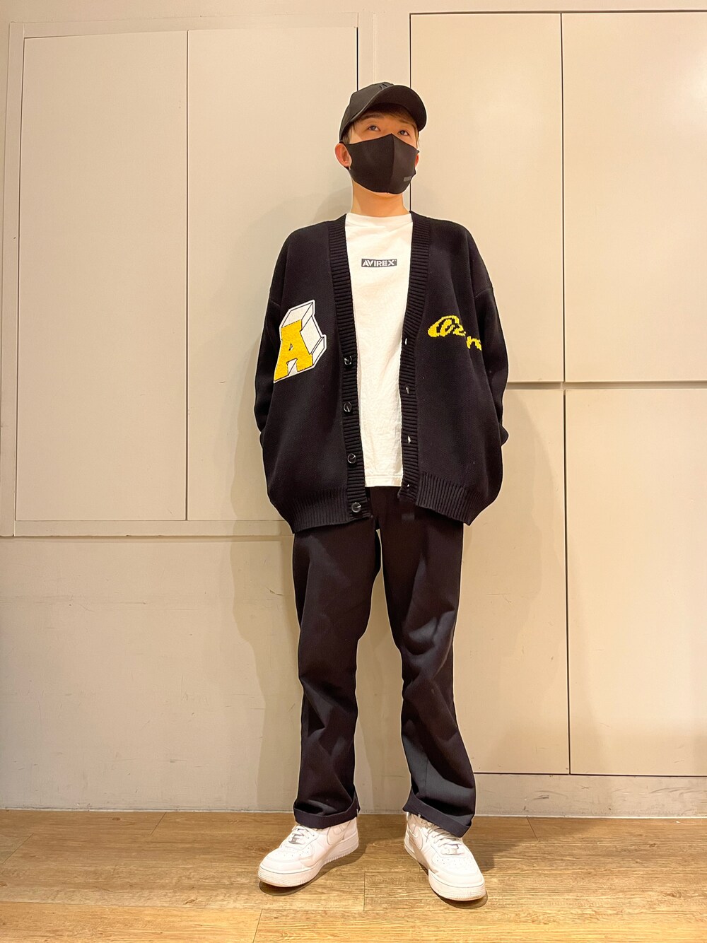 「カーディガン、スニーカー、ビッグシルエット、キャップ、スニーカーコーデ、休日スタイル、ラフ、休日コーデ、春、ゆるコーデ」｜「AVIREXの【直営店限定】バンダナプリント ボックス ロゴ 長袖 Tシャツ / BANDANA PRINT BOX LOGO LS T-SHIRT/アヴィレックス/AVIREX（Tシャツ/カットソー、ブラック系）」を使った、しゅうとさん（メンズ・172cm）の冬コーディネートの1枚目の写真