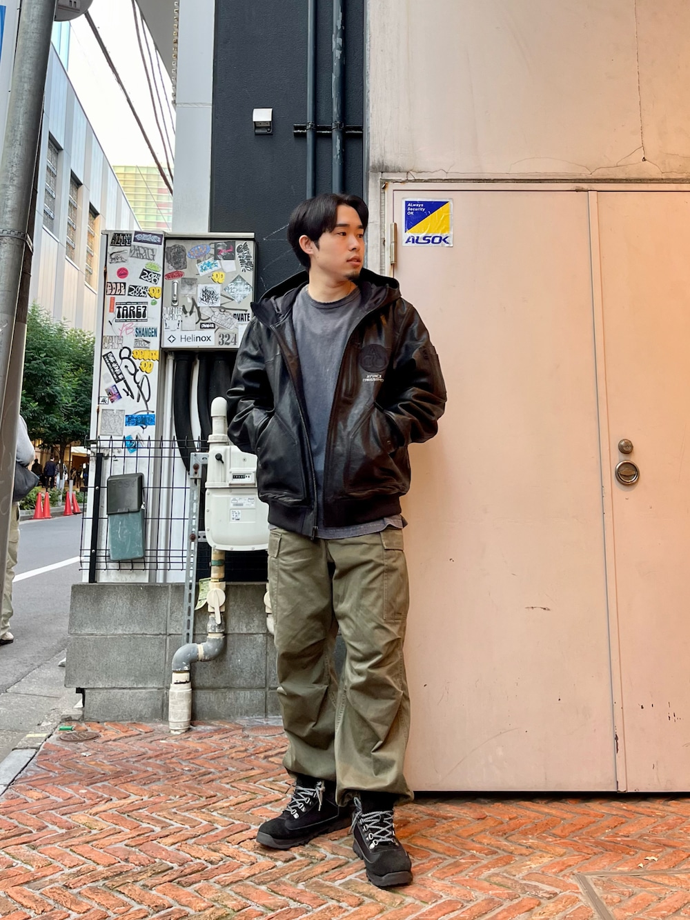 「レザー、パーカー、ミリタリー、大人カジュアル、冬コーデ、ブラックコーデ、ストリート、ブーツ、カーゴパンツ、AVIREX、ブルゾン、オーバーサイズ」｜「AVIREXの《CROSSOVER》LEATHER CWU PARKA / レザー CWU パーカー / AVIREX / アヴィレックス（ミリタリージャケット、ブラック系）」を使った、しゅうとさん（メンズ・172cm）の秋コーディネートの1枚目の写真