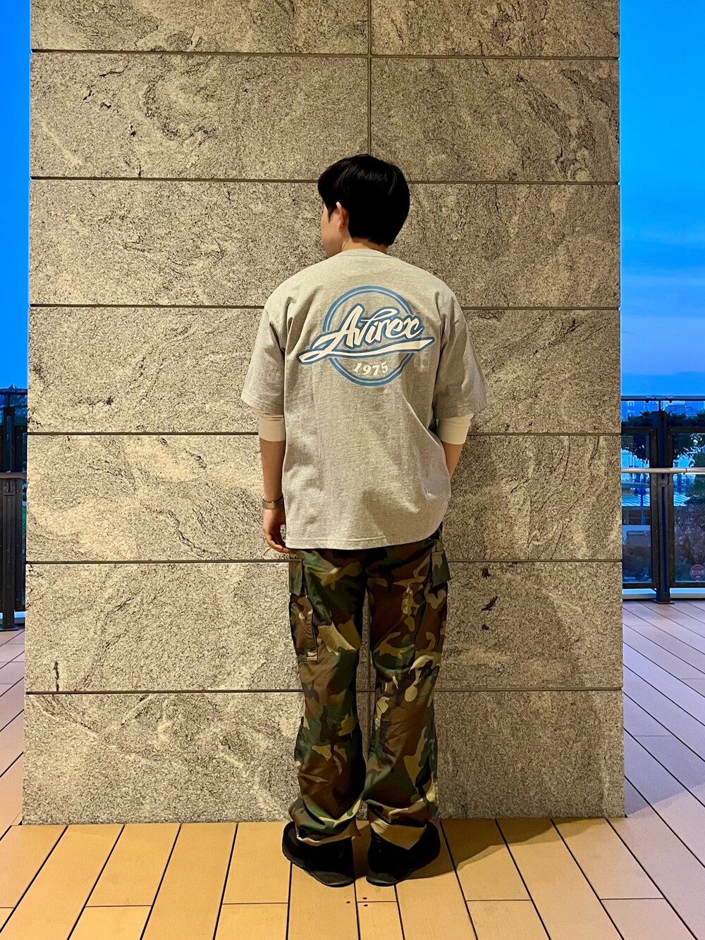 「カジュアルコーデ、春服、リラックススタイル、ラクチンコーデ、ラフ、オーバーサイズ、ミリタリー、ストリート、AVIREX、アメカジ」｜「AVIREXの《直営店限定》BASEBALL TEAM LOGO T-SHIRT / ベースボール チーム ロゴ Tシャツ / AVIREX / アヴィレックス（Tシャツ/カットソー、グレー系）」を使った、しゅうとさん（メンズ・172cm）の春コーディネートの1枚目の写真