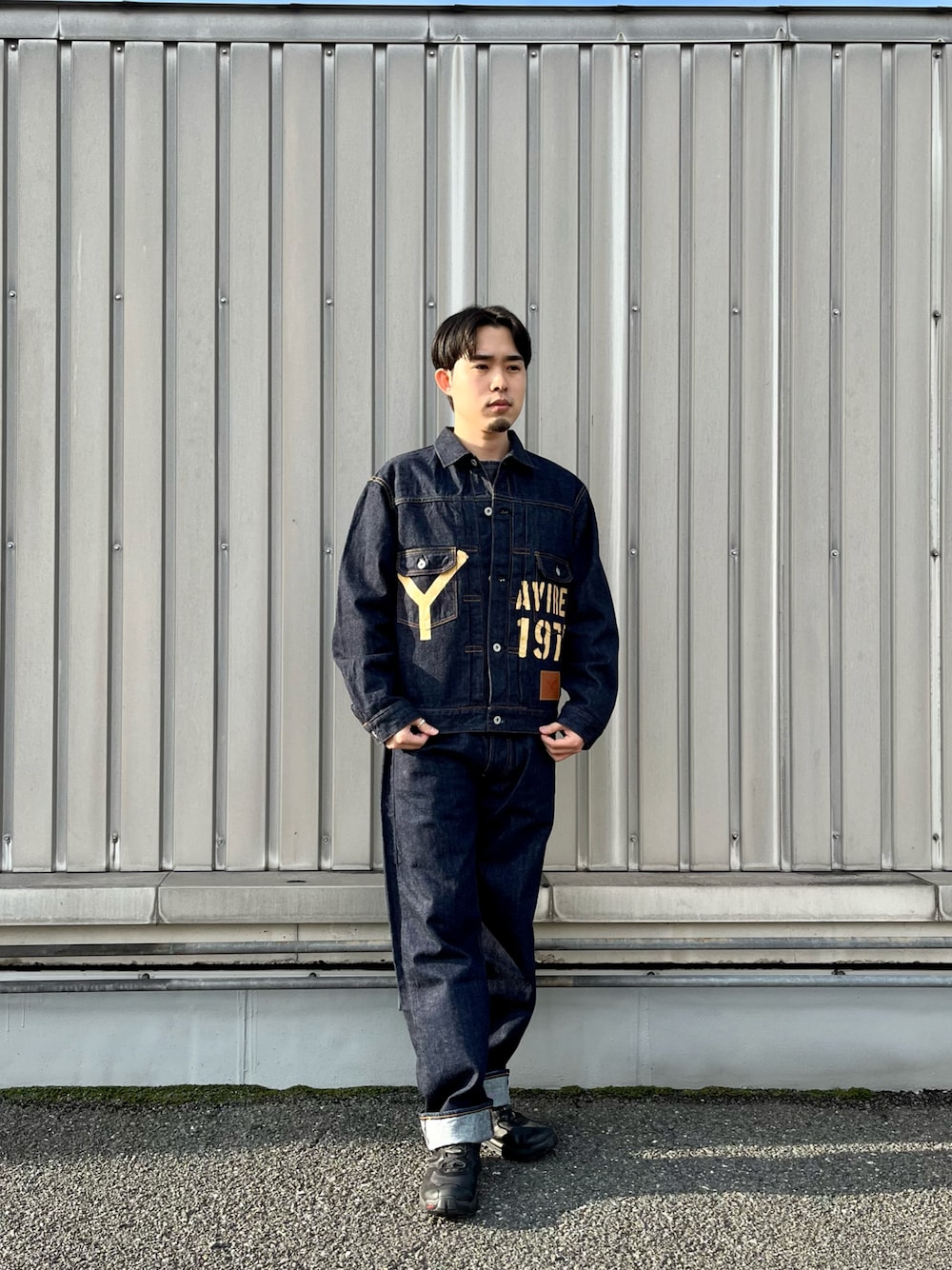 「デニム、デニムパンツ、デニムジャケット、休日コーデ、きっちりスタイル、アメカジ、アメカジコーデ、スニーカー、ラクチンコーデ、冬のコーデ、冬、AVIREX」｜「AVIREXの《AVIREX × YAMANE INDUSTRIES》Lot.2507 No.2 DENIM JACKET / デニムジャケット / アヴィレックス / ヤマネインダストリーズ（デニムジャケット、ブルー系）」を使った、しゅうとさん（メンズ・172cm）の冬コーディネートの1枚目の写真